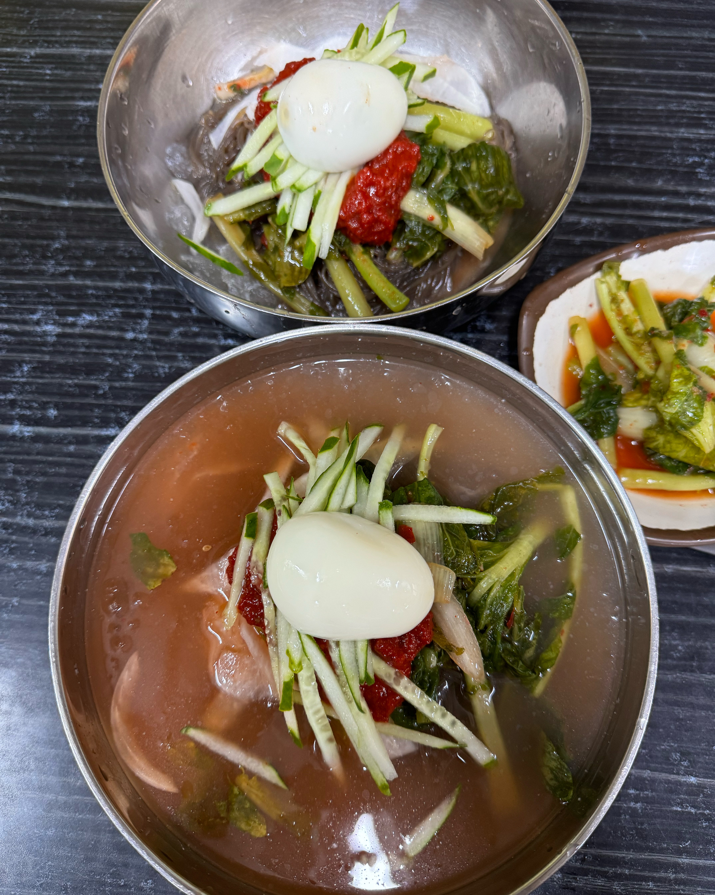꽃집냉면 넘 맛있어요. 첨 먹어보는 열무냉면인데 사골국물이라 국물이 깊어요. 비냉도 감칠맛