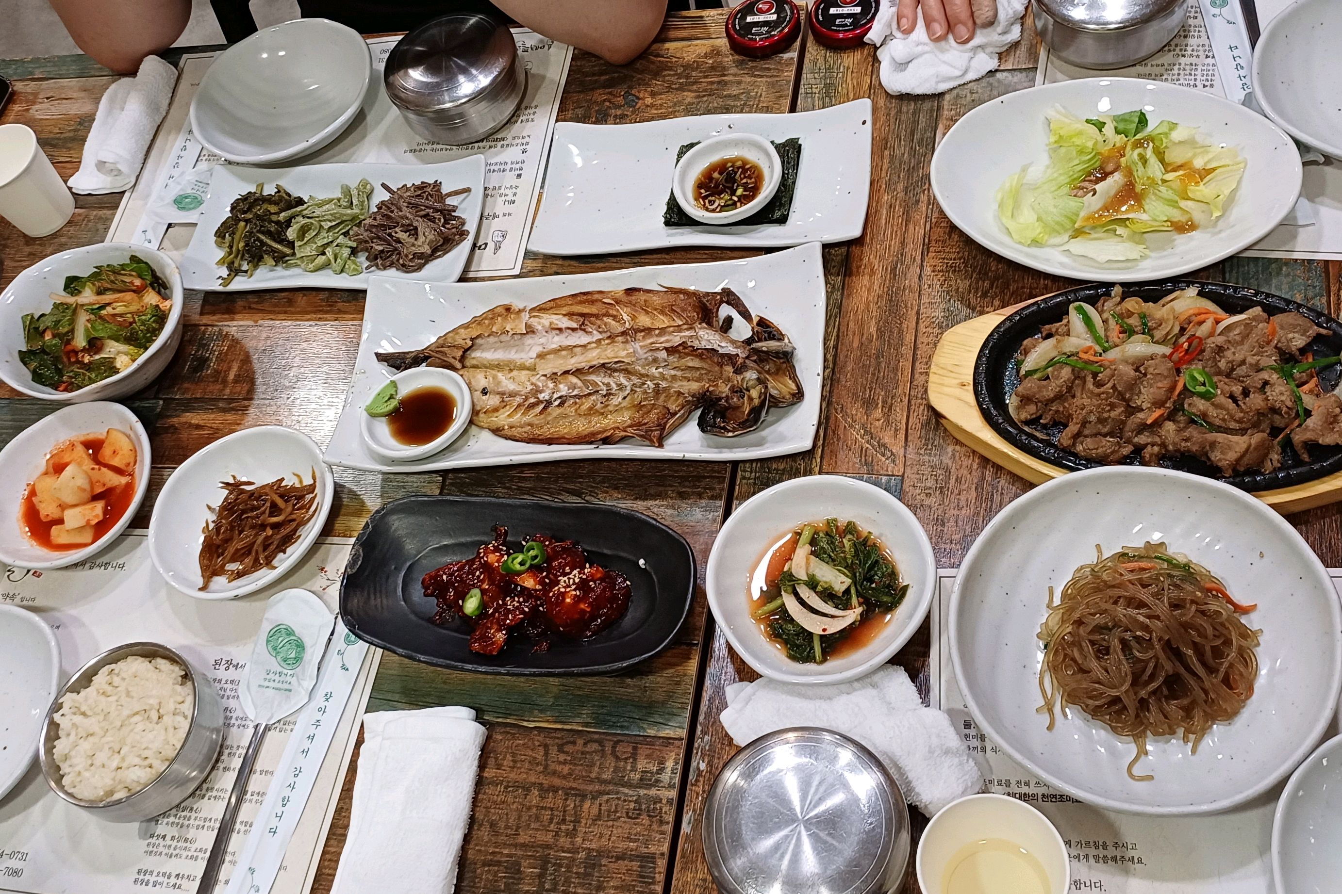 추천받고 갔는데 음식 종류와 양은 정말 많고 직원분들 친절해요! 아쉬운건 한가지 생선구이.