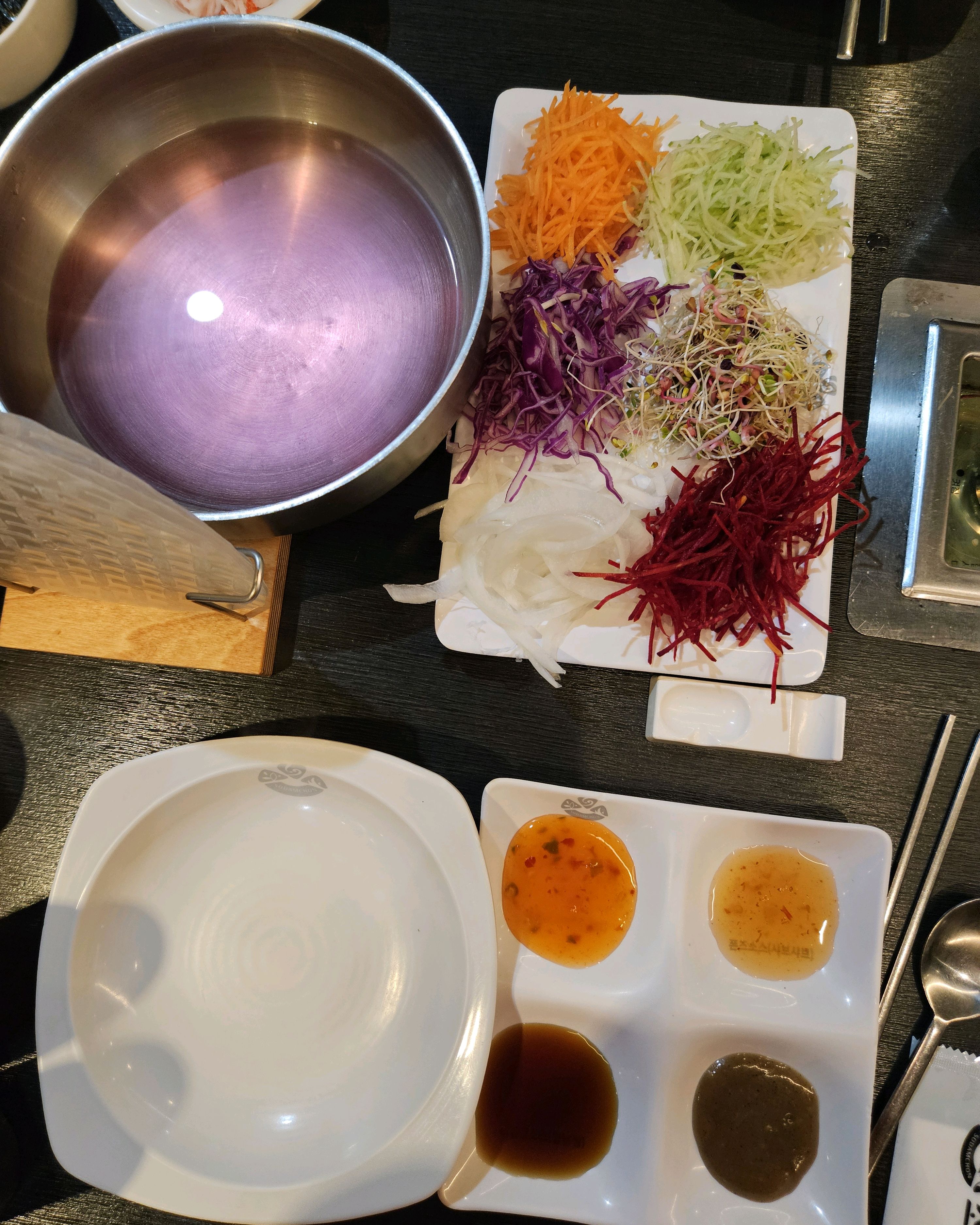 메인을 못 찍었어요ㅠ 샤브샤브 간만이라 친구들이 너무 맛나게 먹다보니 ㅎ - 산본역 맛집 소담촌 산본점