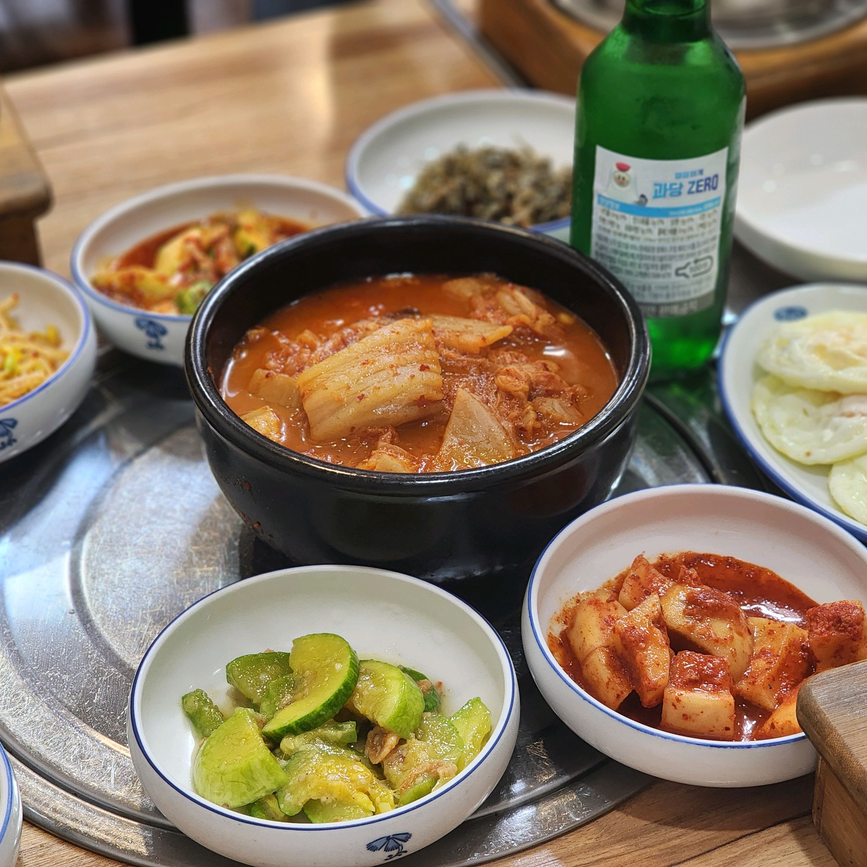 점심에 종종 방문을 하는곳 중 한곳이예요! 보통 점심에는 정식을 주로 먹는데, 솥밥이랑 반