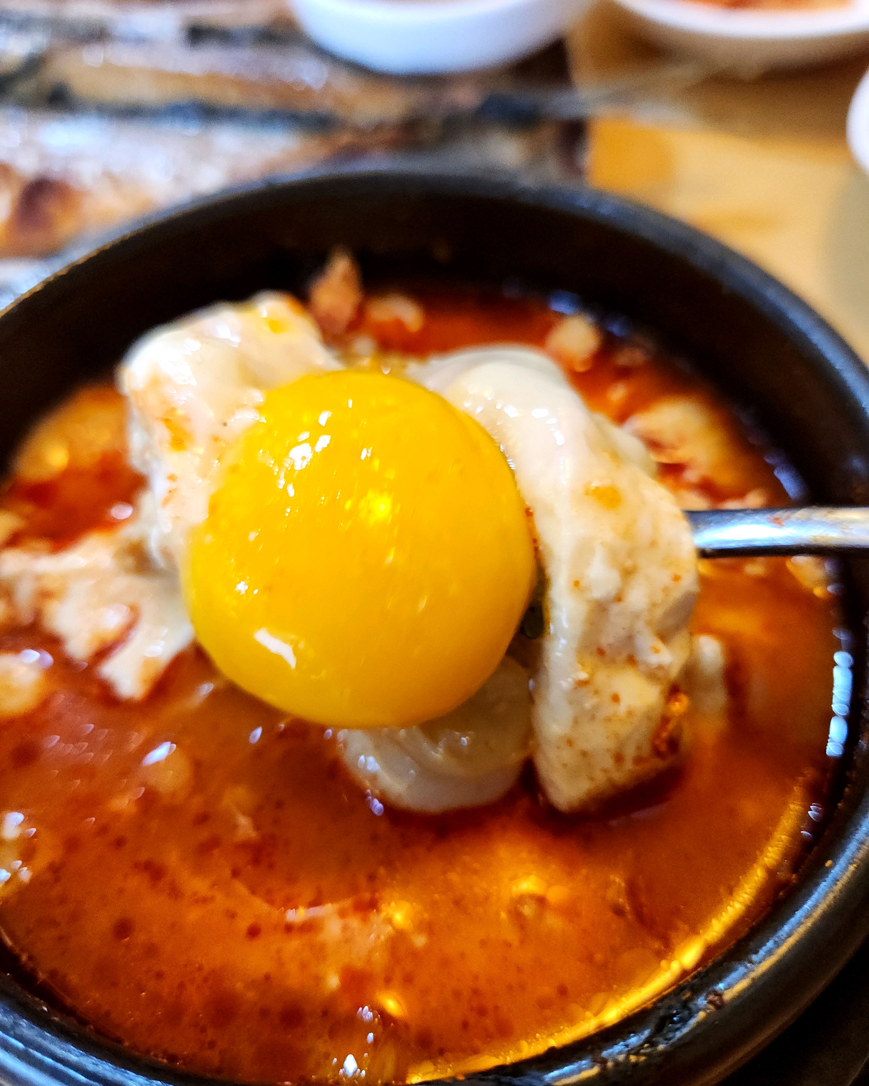 순두부의 부드러움 식감은 입안에서 사르르 없어지는것 처럼 부드럽고 칼칼한 국물맛은 너무 인