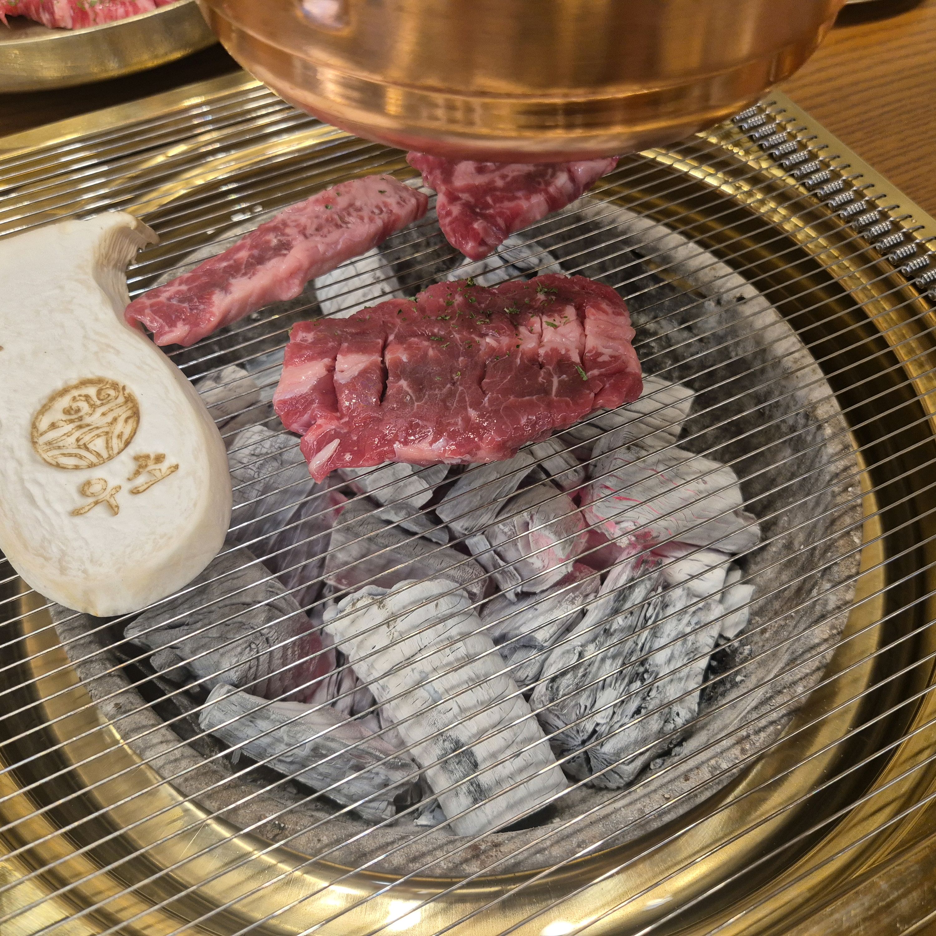 수제양념갈비-마늘올라가있고달달갈비양념(단맛이강함) - 불당동 맛집 우소참숯화로구이 본점