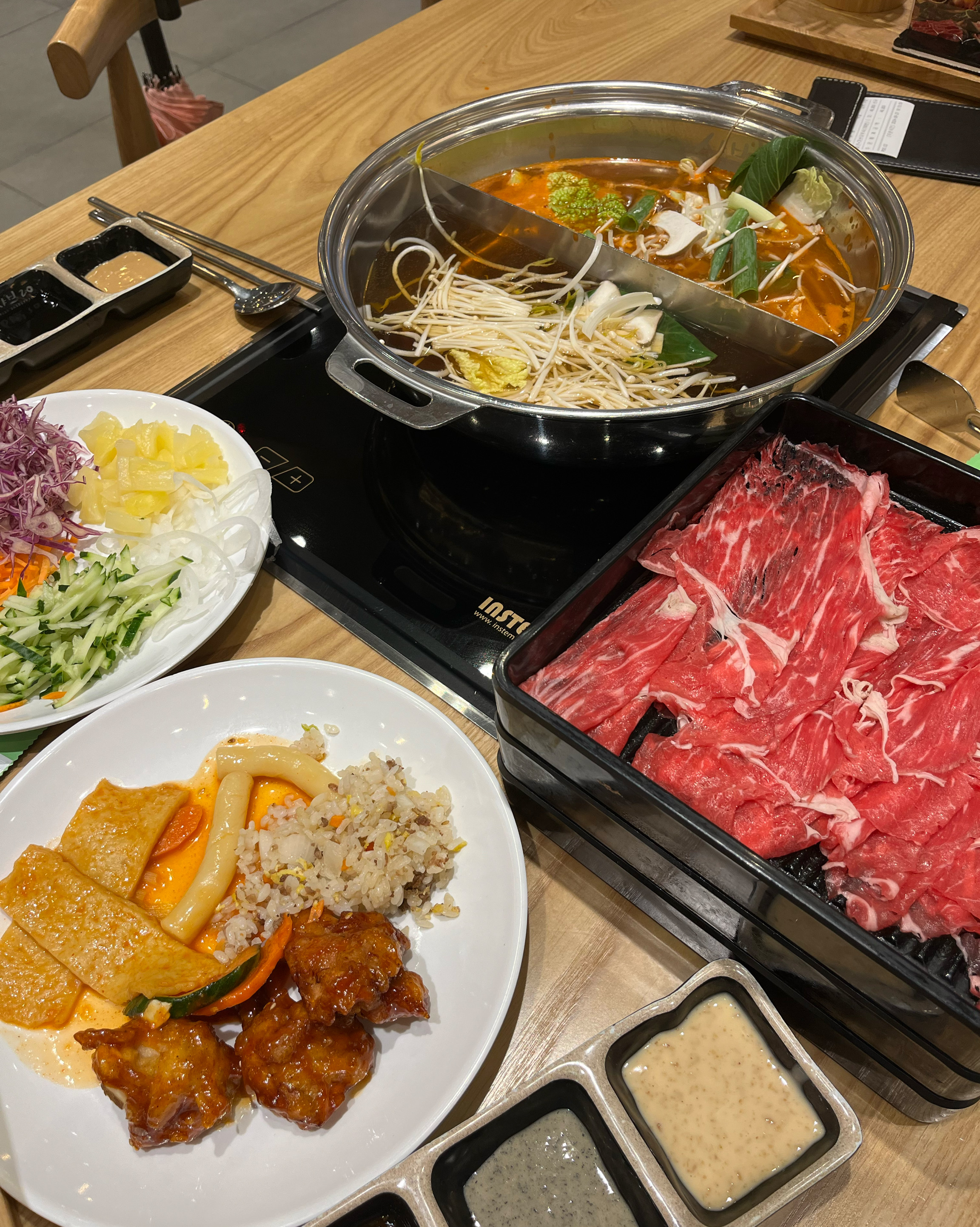 샐러드바, 야채뿐만 아니라 고기 무료리필이라니 너무 좋아요ㅎㅎㅎㅎ육수도 두개 선택할 수 있