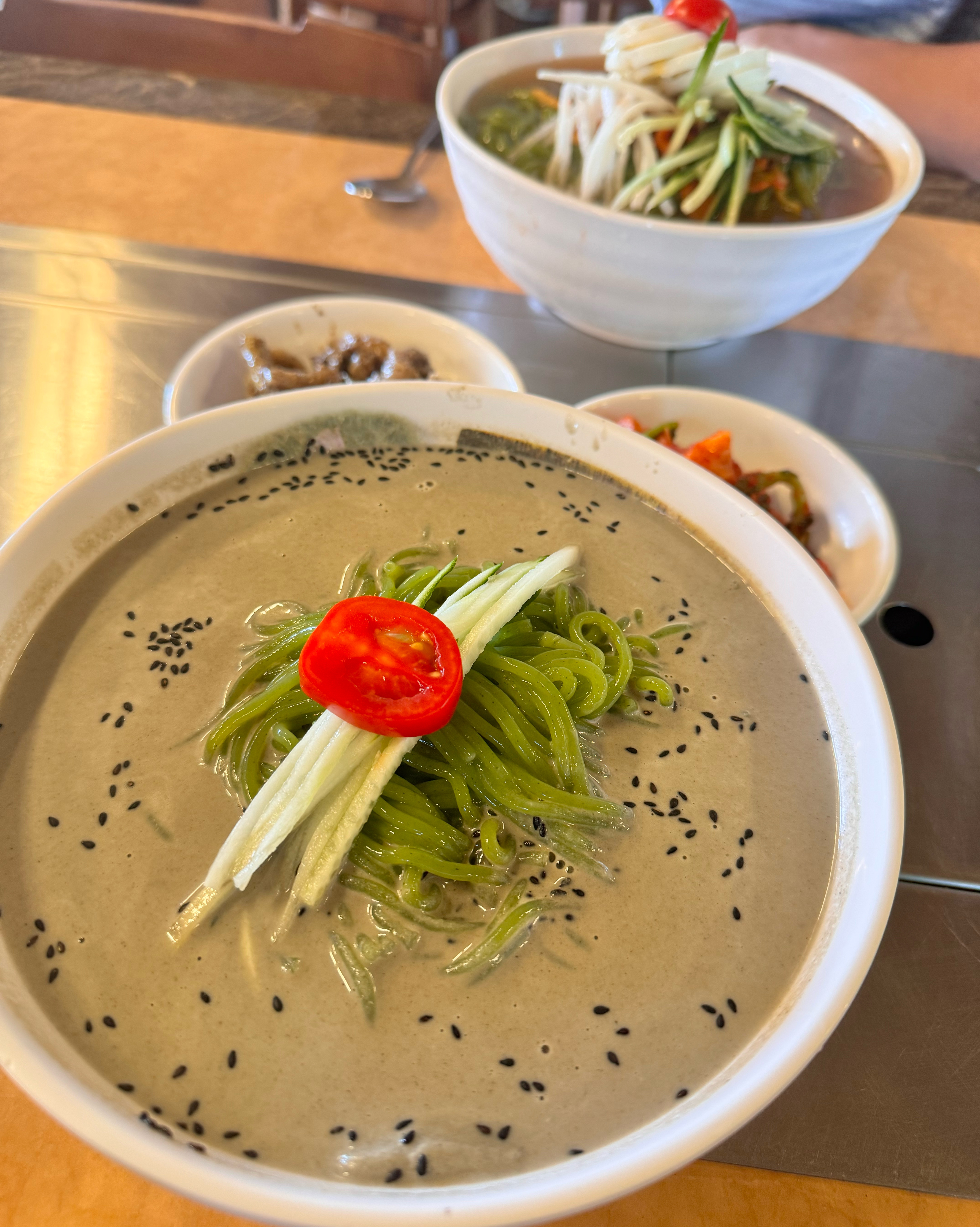 일요일 11시 20분 쯤 도착해서 155번 대기번호 받고 한 30분쯤 매장 앞에서 기다리다