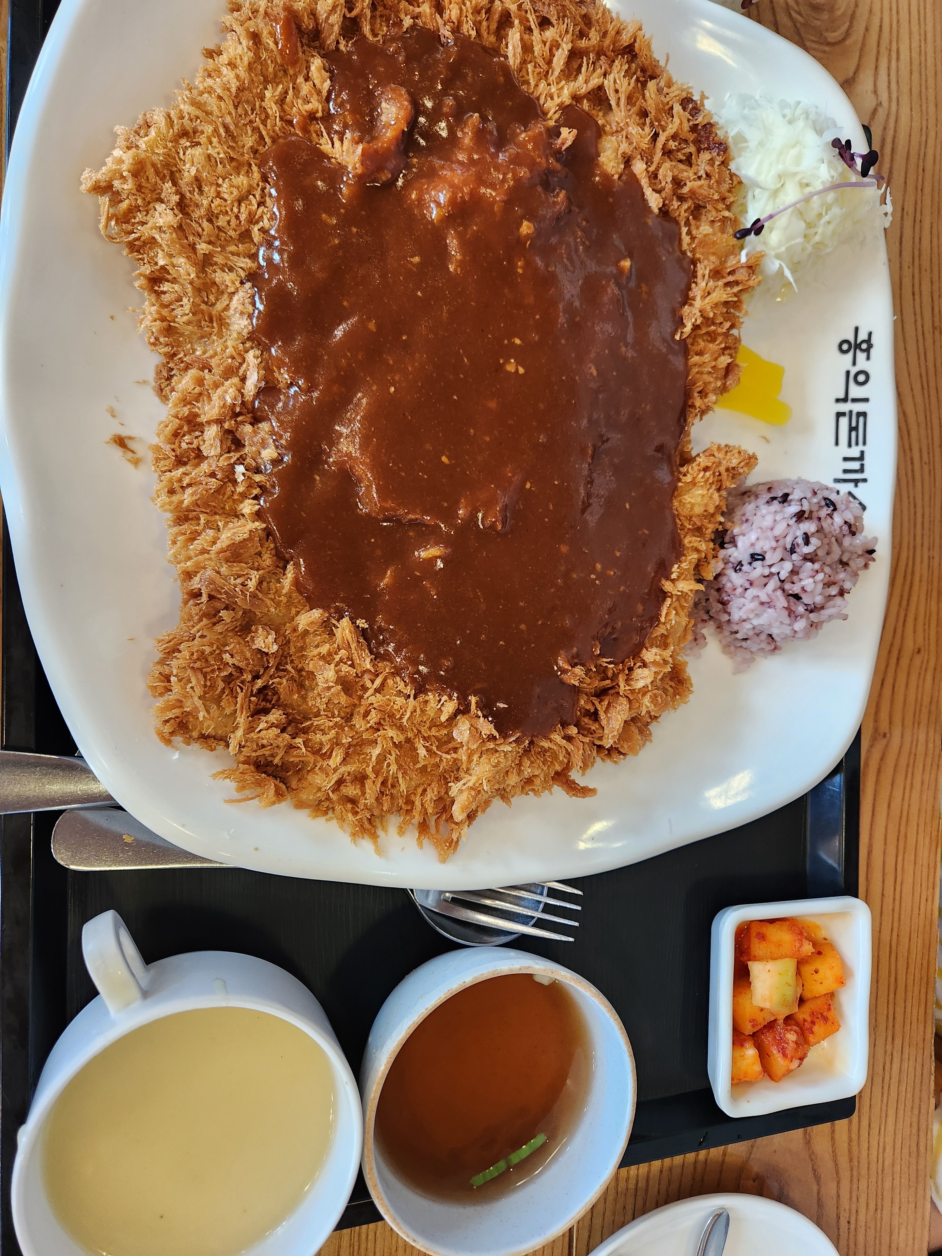 돈까스랑 우동시켜먹었는데~~ 아이가 잘먹어요^^ 양이많아서 다먹을수 없었는데 남은 음식을