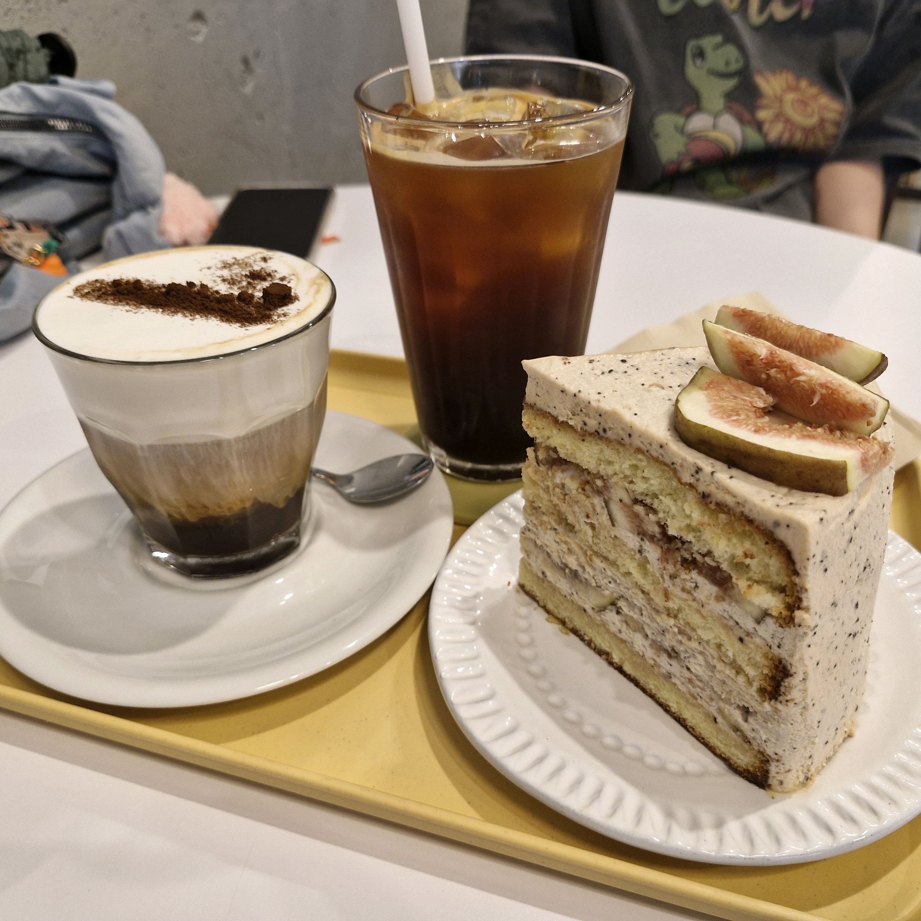 매장이 크지 않지만 커피와 케이크가 맛있었어요! 근처에 갈 일이 있다면 또 방문하고 싶습니