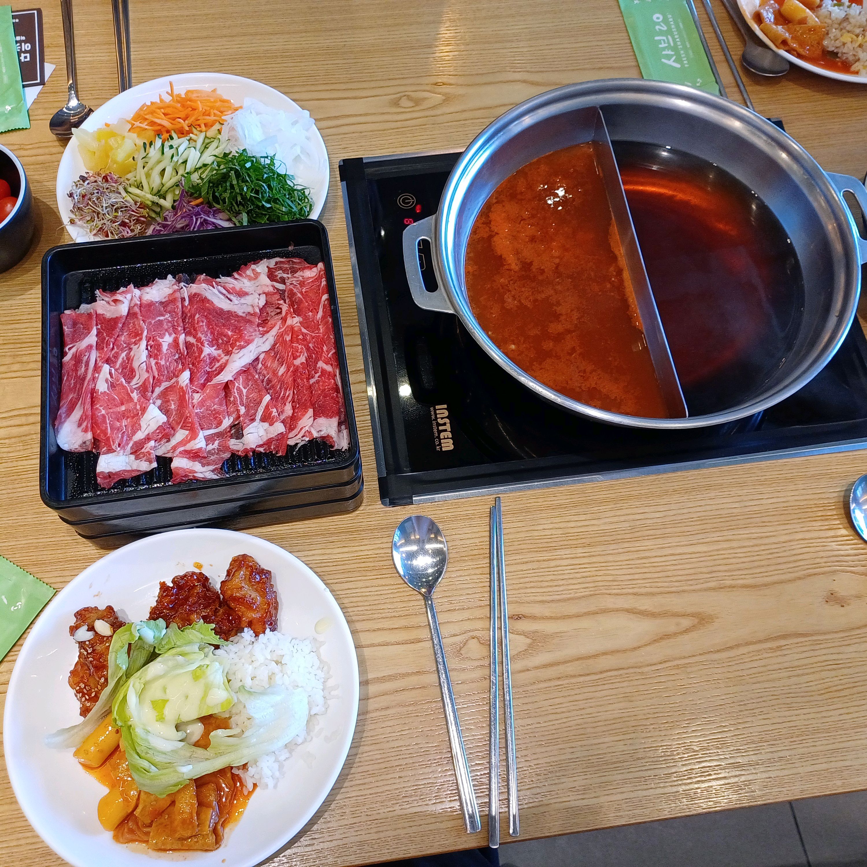 무한리필인데 고기 괜찮았어요! 작은 뷔페처럼 구성이 되어있는데 좋았고 중간중간 직원 분이