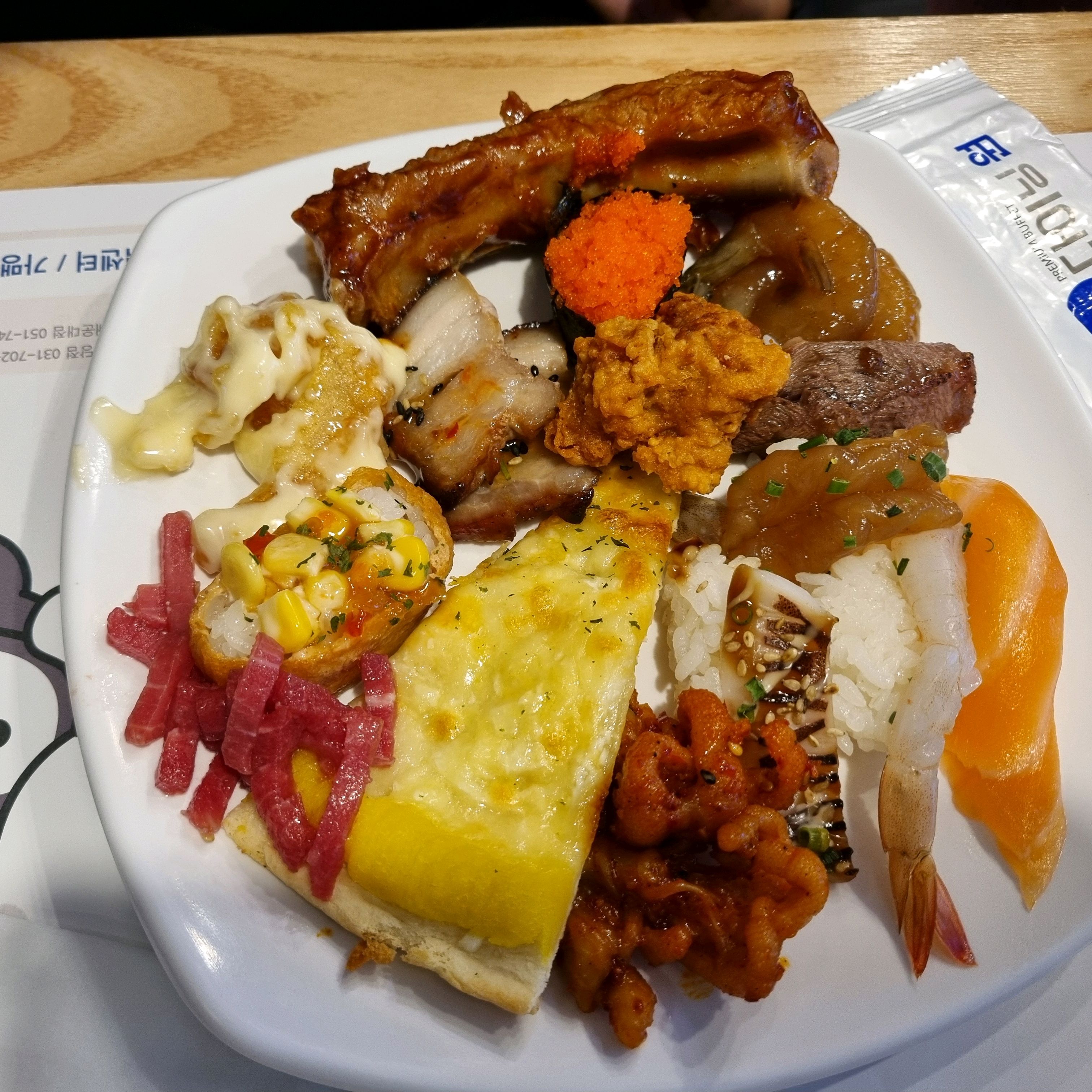 초밥, 롤 등 다양한 음식이 있고 여름인데도 불구하고 회가 신선했어요. - 마곡 맛집 다이닝원 발산점