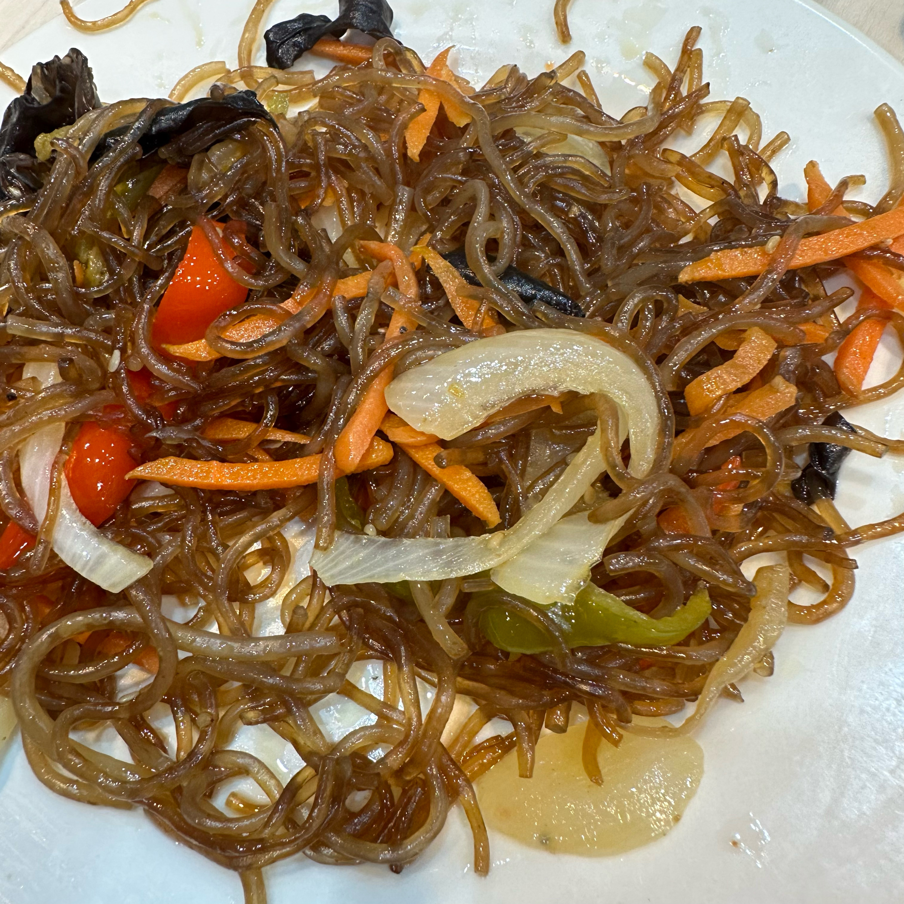 제 인생 이렇게 맛없는 잡채는 처음입니다 다 불어터지고 제기준 맹맛입니다 고기 담는 그릇도