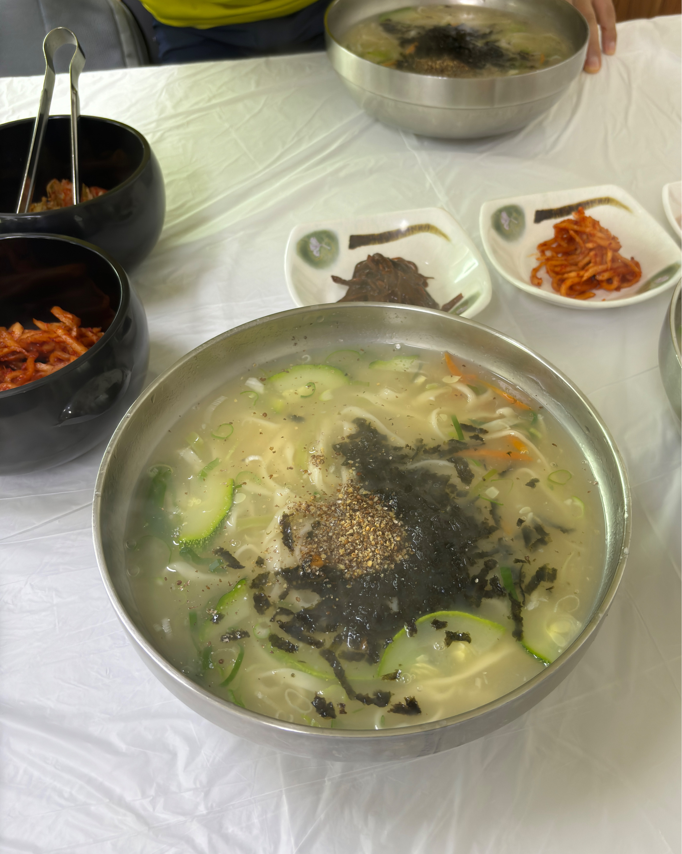 장칼국수 먹고 싶다하는 조카랑 다른 국수집 가려다가 웨이팅 너무 많아서 급변경함. 좌석이