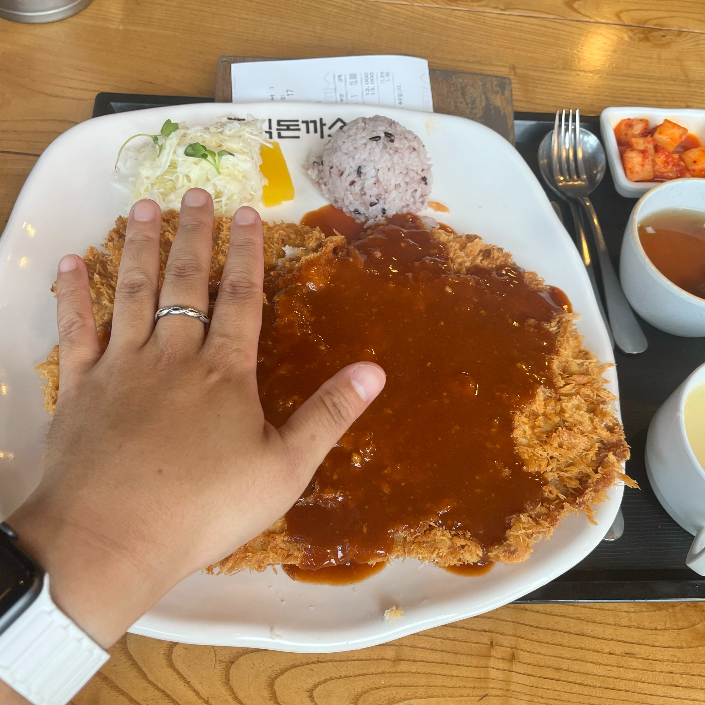 여름휴가 마지막날 혼자 여유롭게 영화 한편 보고 방문하였습니다. 음식은 무난하고 혼밥하기도