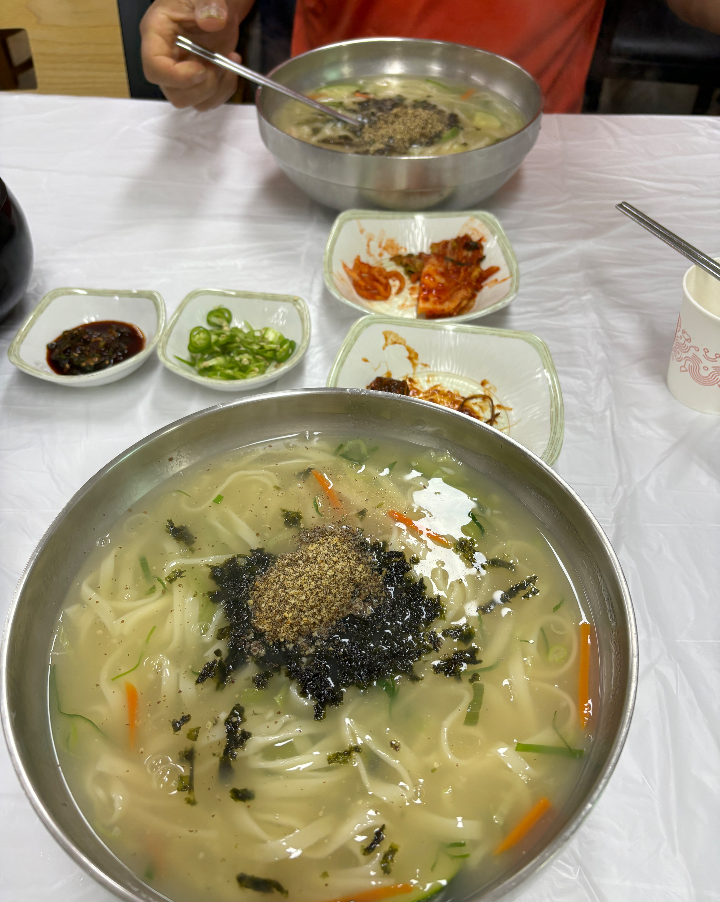 칼국수 너무 좋아하는데 여기 멸치칼국수는 양도 푸짐하고 면발도 호로록 부드러워서 속이 편해