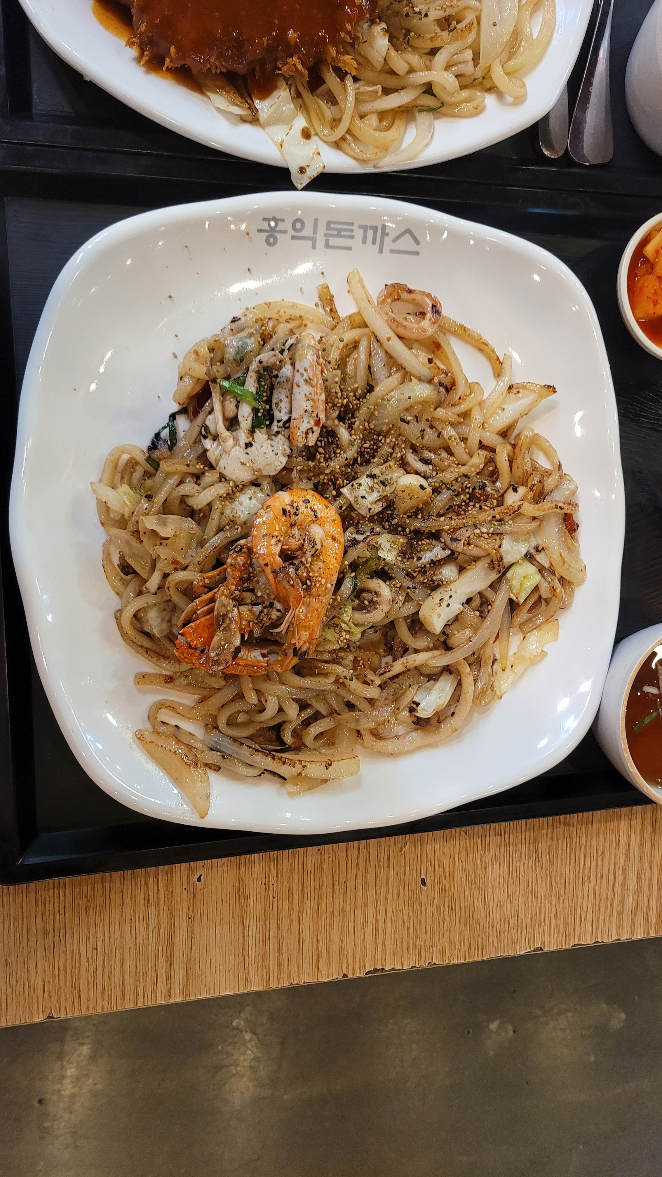 돈까스랑 해물볶음면 맛나요 매장두 넓고 좋아요 아이랑 가끔 돈까스 먹고싶을때 꼭 가요 - 천안 신방동 맛집 홍익돈까스 천안신방점