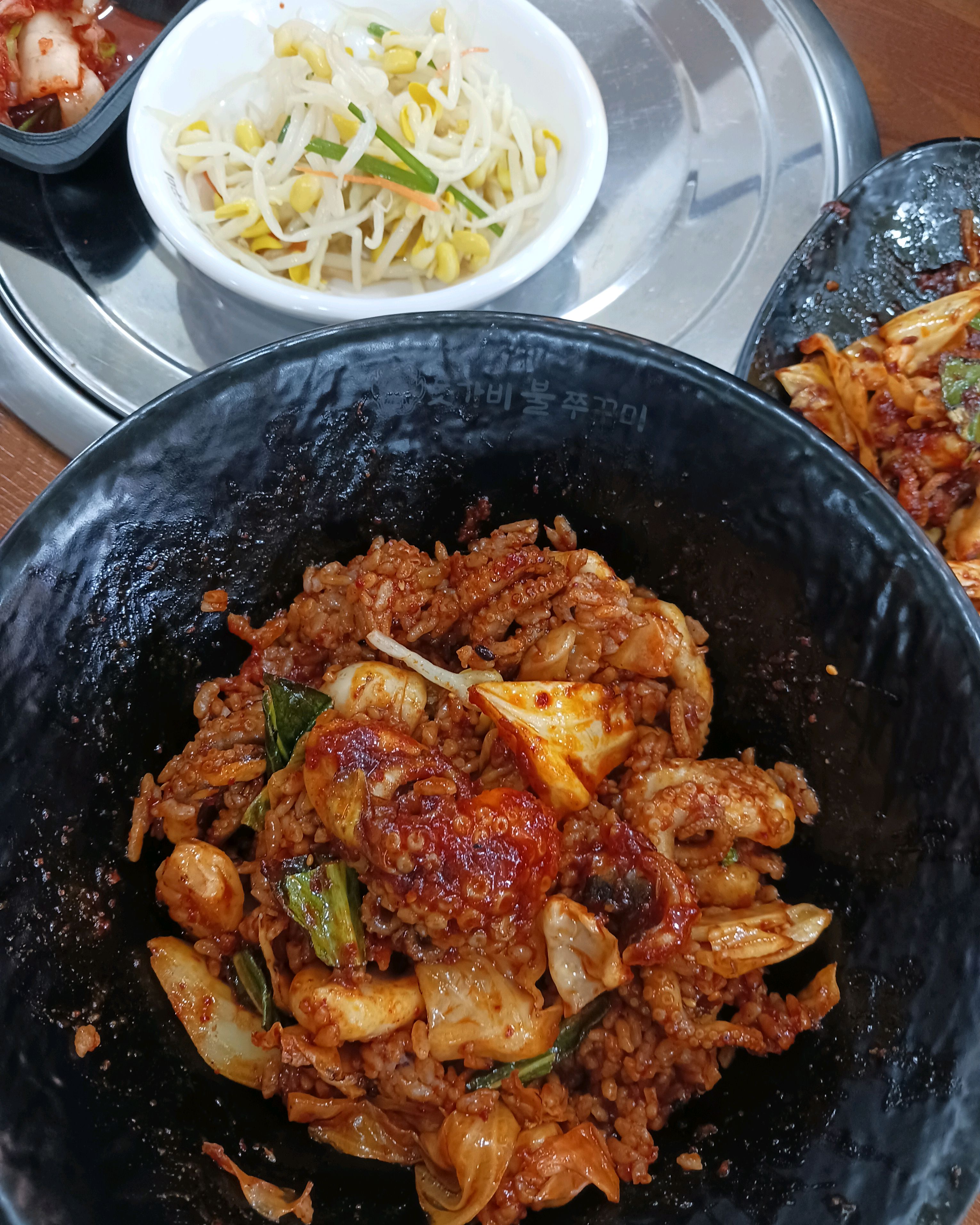 불쭈꾸미덮밥은 매우 푸짐해서 - 천호동 맛집 돗가비불쭈꾸미 천호로데오점
