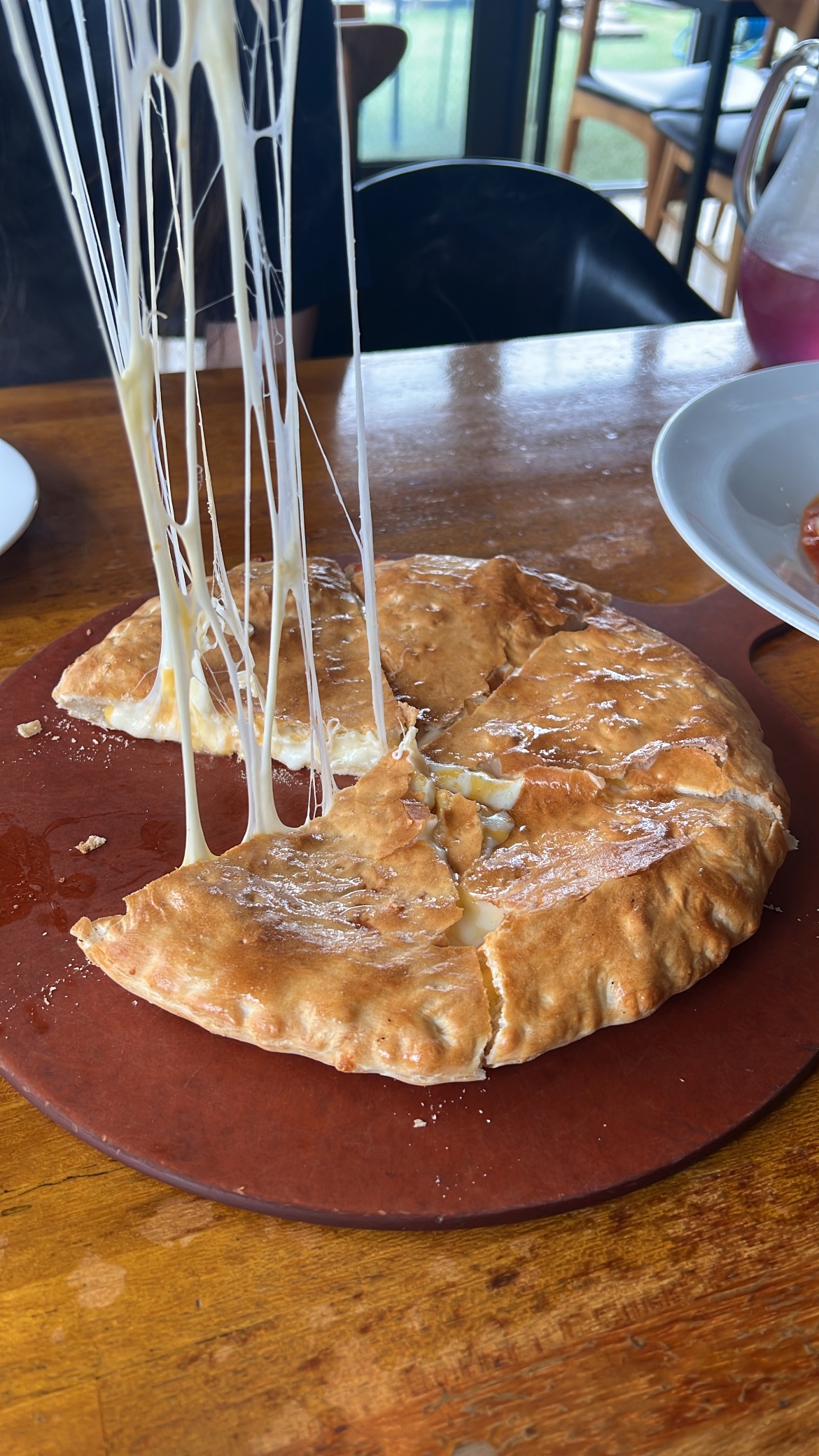 모짜렐라 파이 상당히 맛있습니다. 텍스쳐가 딱딱해 보였는데 도우가 쫀쫀합니다. 치즈맛이 우