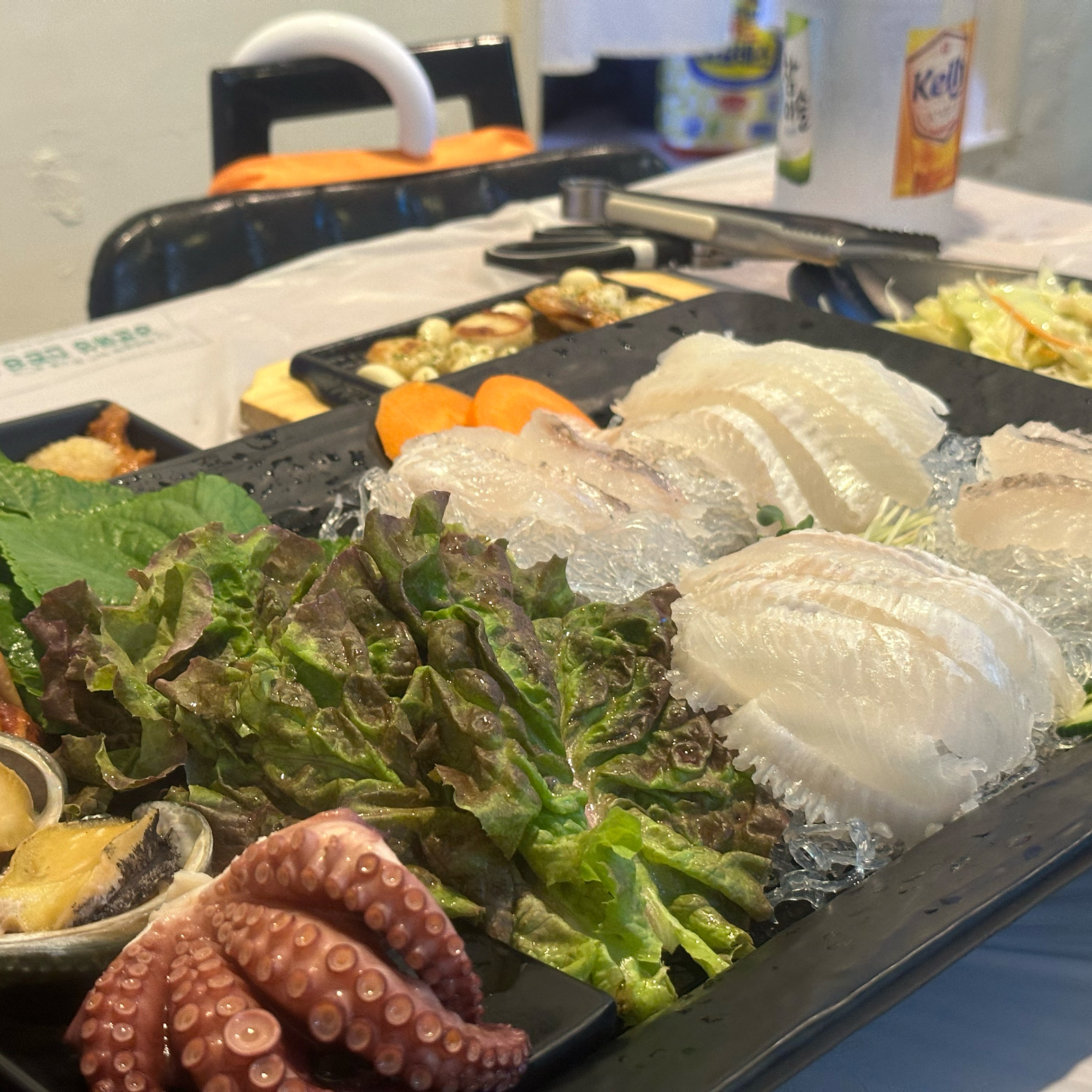 회도 엄청 신선했고 관자랑 새우가 완전 탱글탱글 맛있었습니다! 간장은 회간장이였고 와사비도