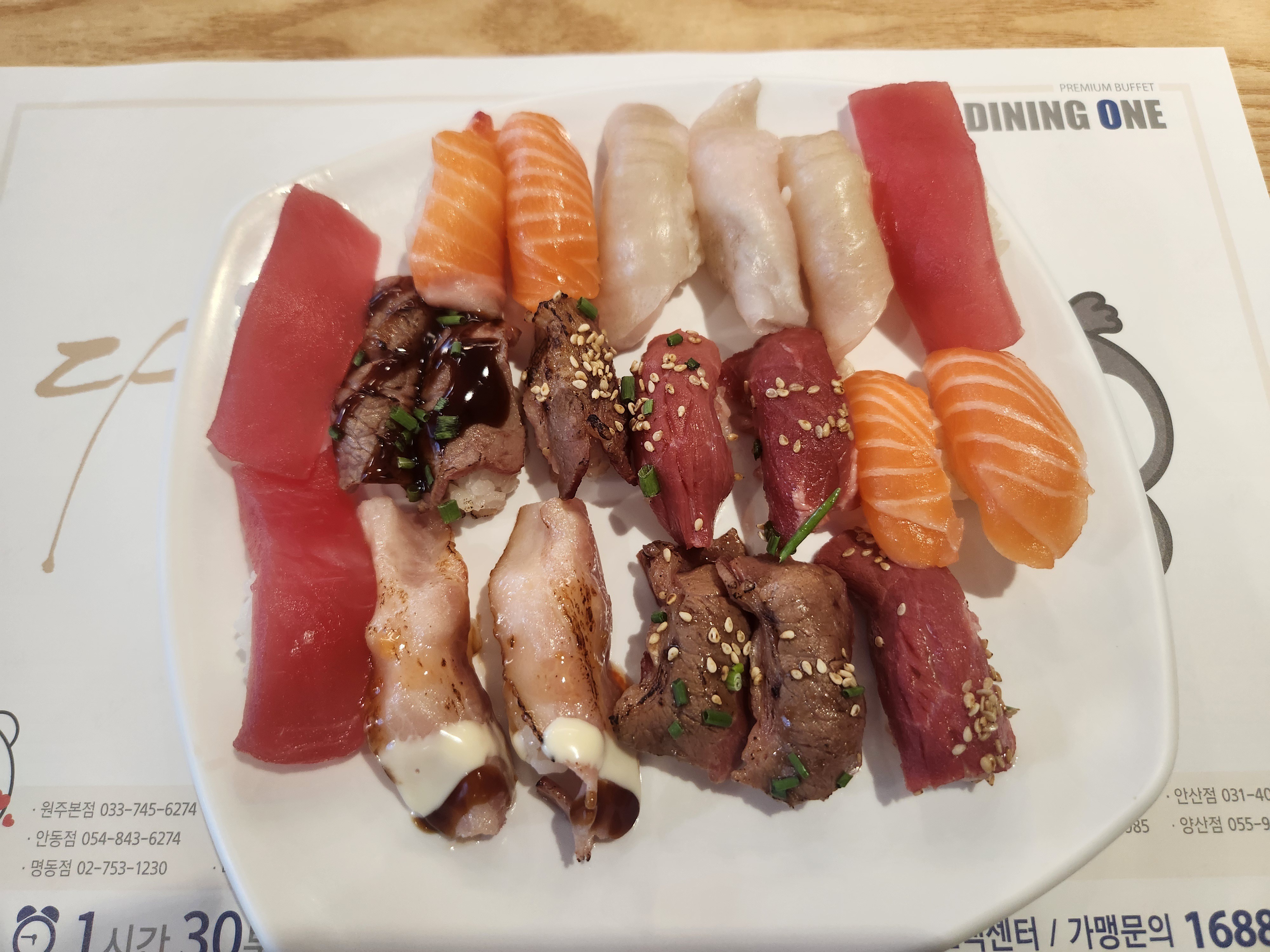 명동에서 초밥먹기 좋은곳입니다. 평일에도 사람이 많은 맛집이어서 재료도 신선하고 음식도 아