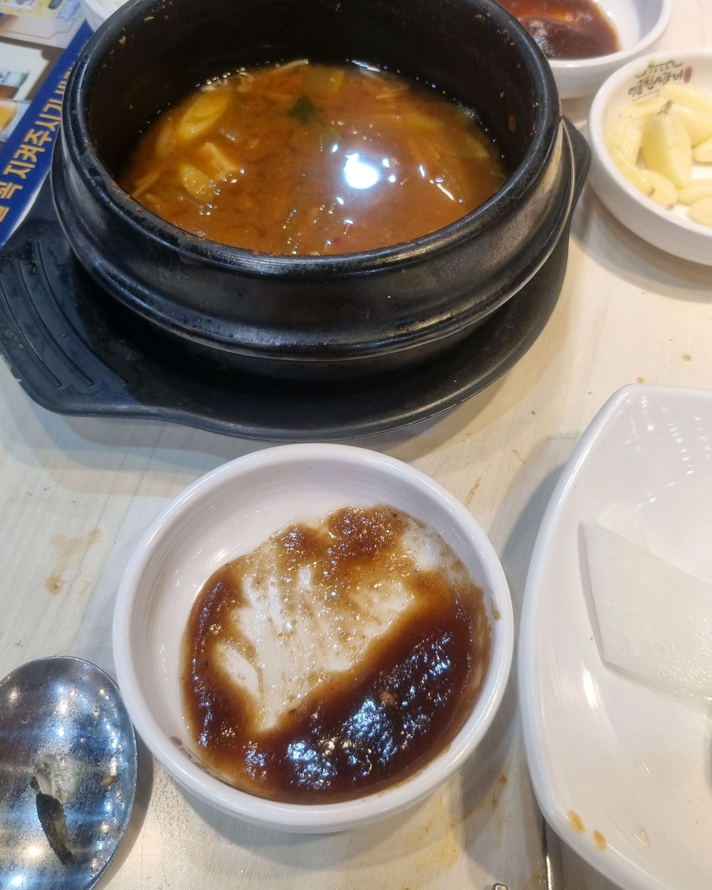 제가 가본 명륜중 최하위점 입니다 테이블 앉자마자 숯불도 넣기 전에 고기부터 나오고