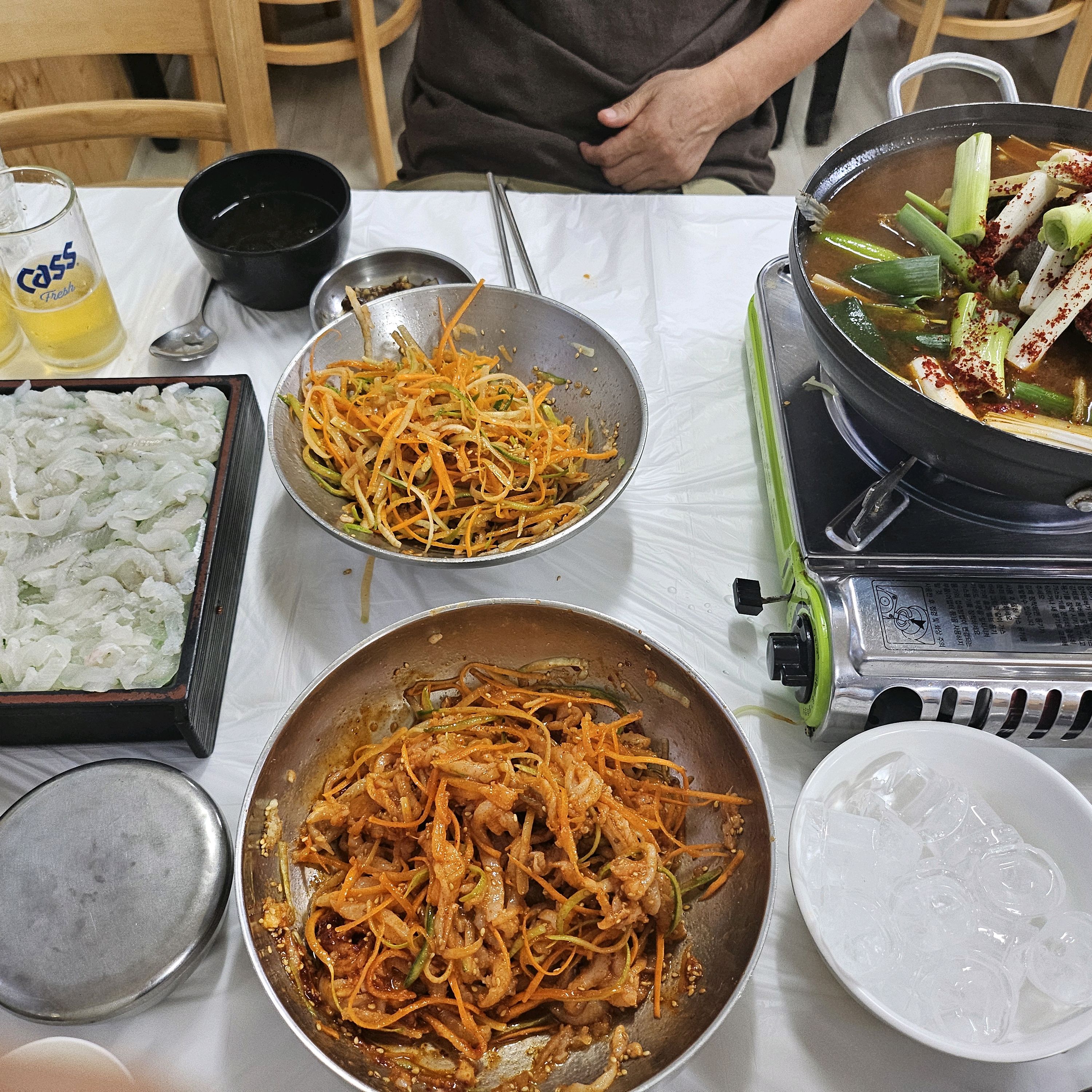 둘이갈땐 회덥밥이랑 매운탕시켜보암 - 아바이마을 맛집 송도물회