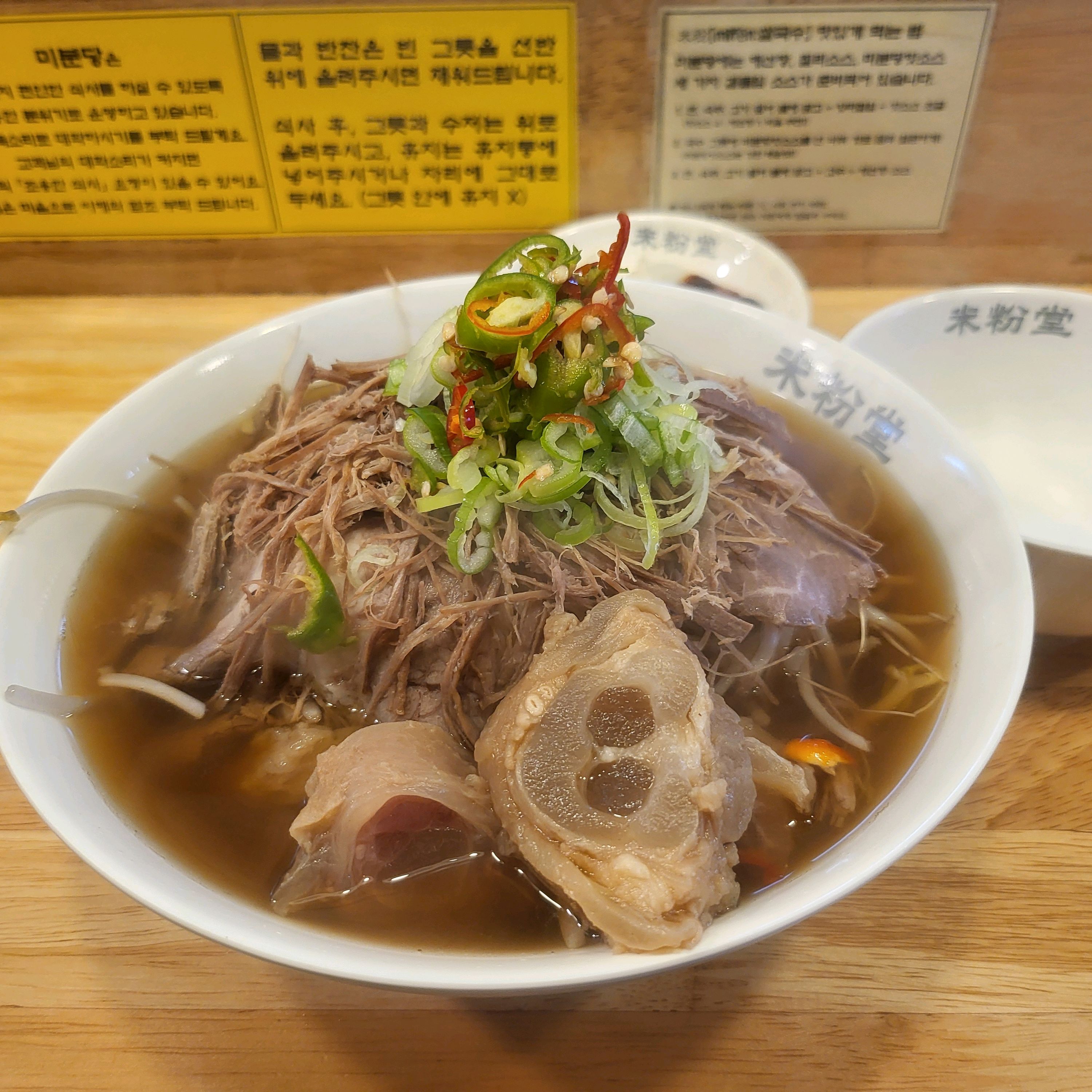혼밥하기 좋게 카운터석으로 되어있고 - 수원역 맛집 미분당