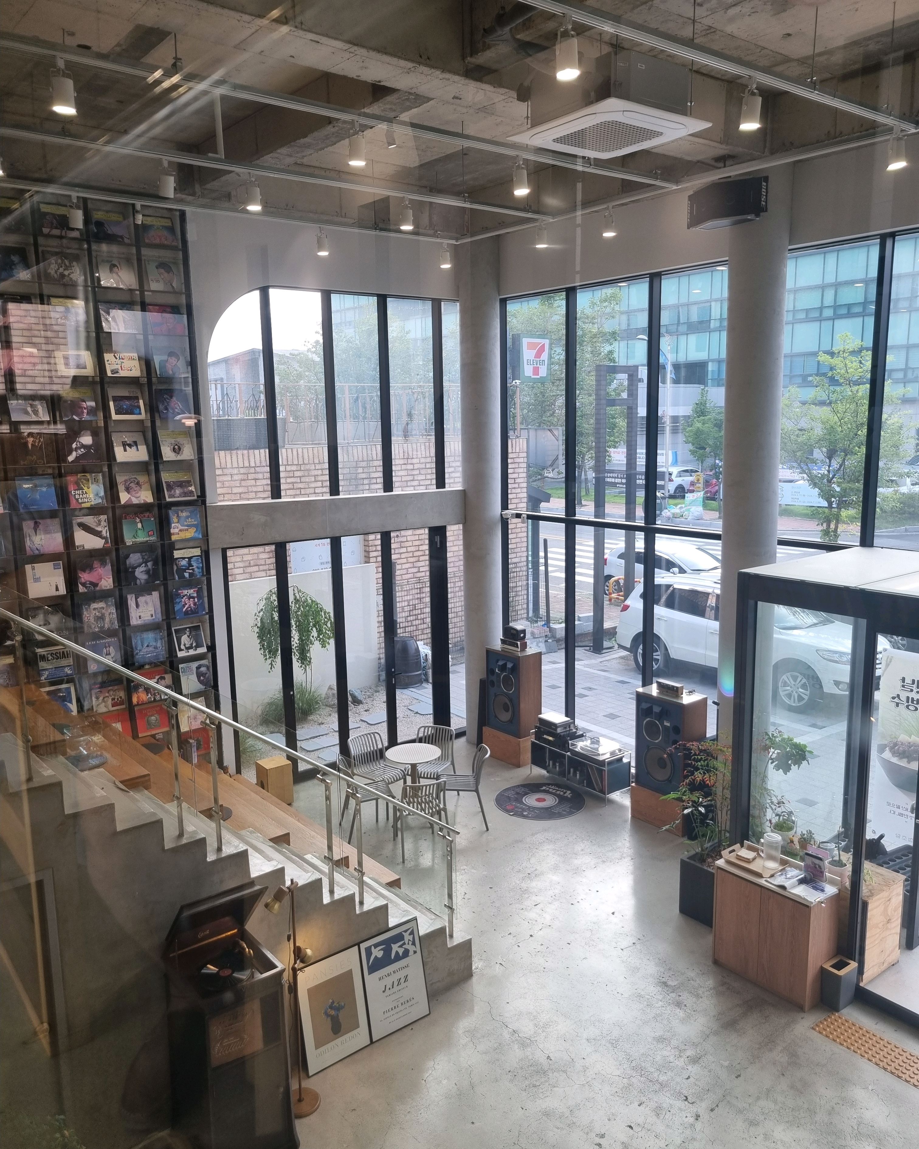 팥빙수 좋아해서 망설임 없이 시켰어요. 가격이 저렴하다 싶었는데 양이 적어요. 시럽 다 긁