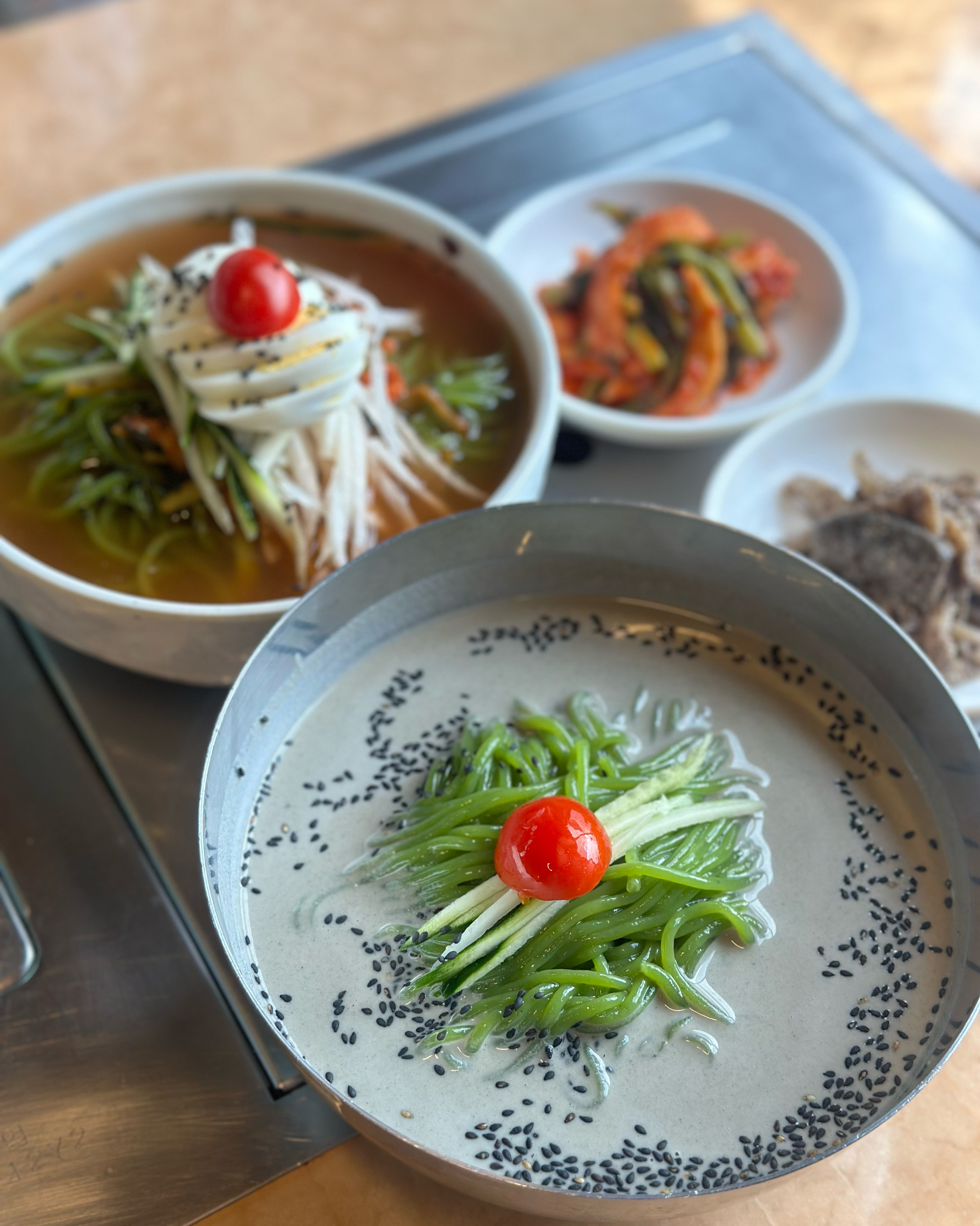 너무 궁금했던 집이라 방문했는데 역시나 줄서서 먹는 맛집이였어요. 콩국수랑 열무국수 하나씩