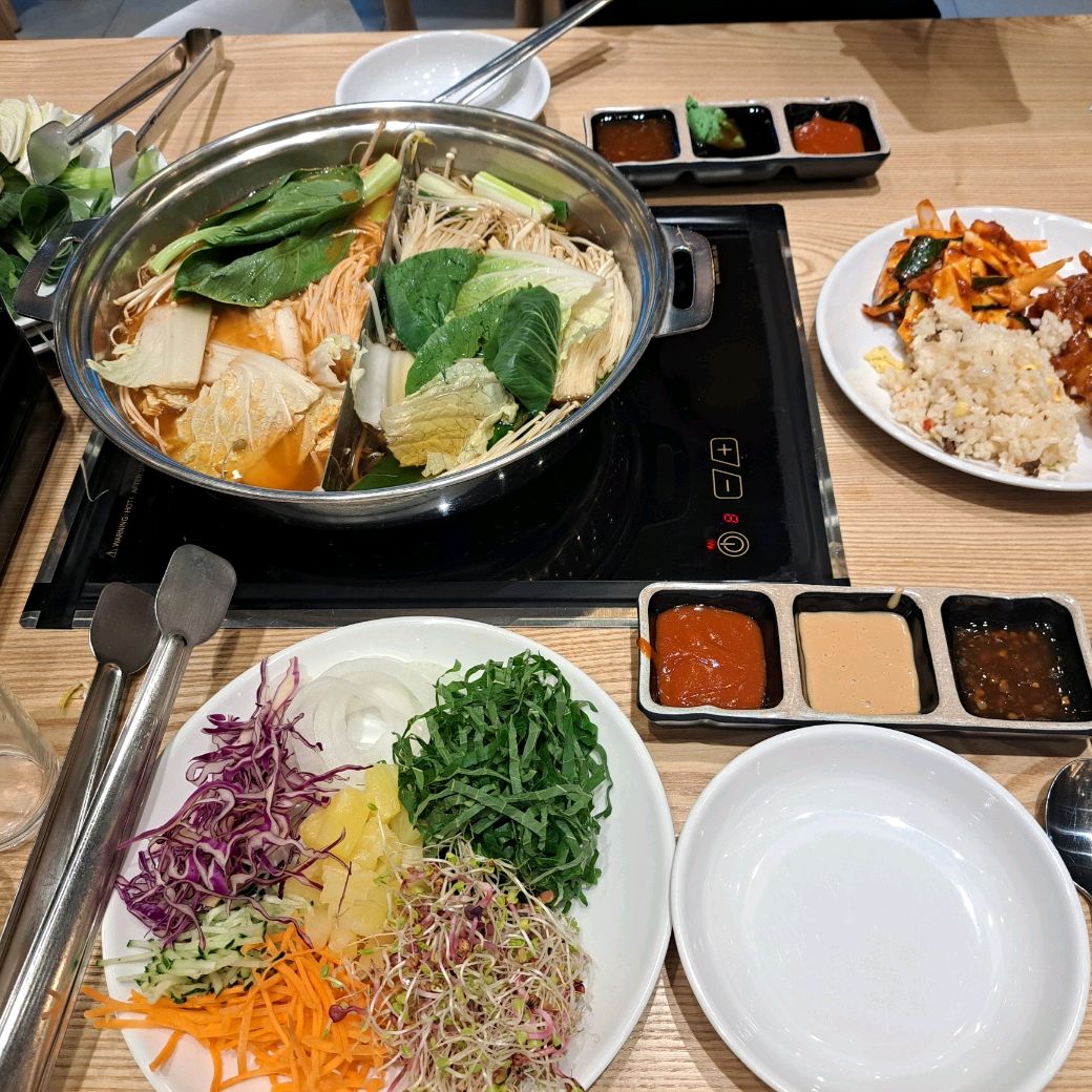 내부도 넓고 직원분들도 친절하시고, 무엇보다 다른지점에 비해서 샐러드바가 엄청 깔끔하고 싱