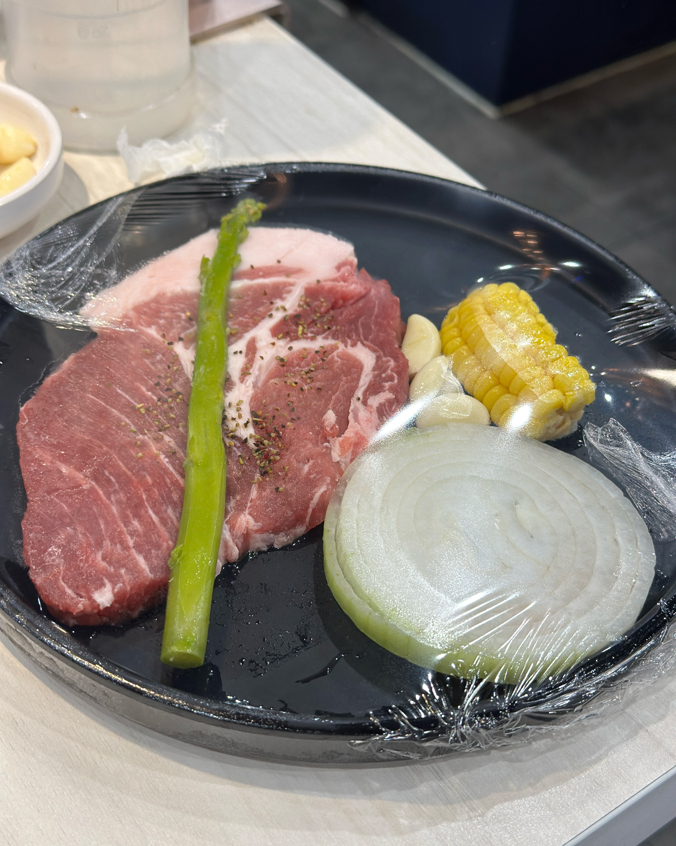 스테이크 나왔다해서 먹으러왔눈데 맛있고 저녁 시간에 갔더니 직원들 다 엄청 바쁜데도 다들