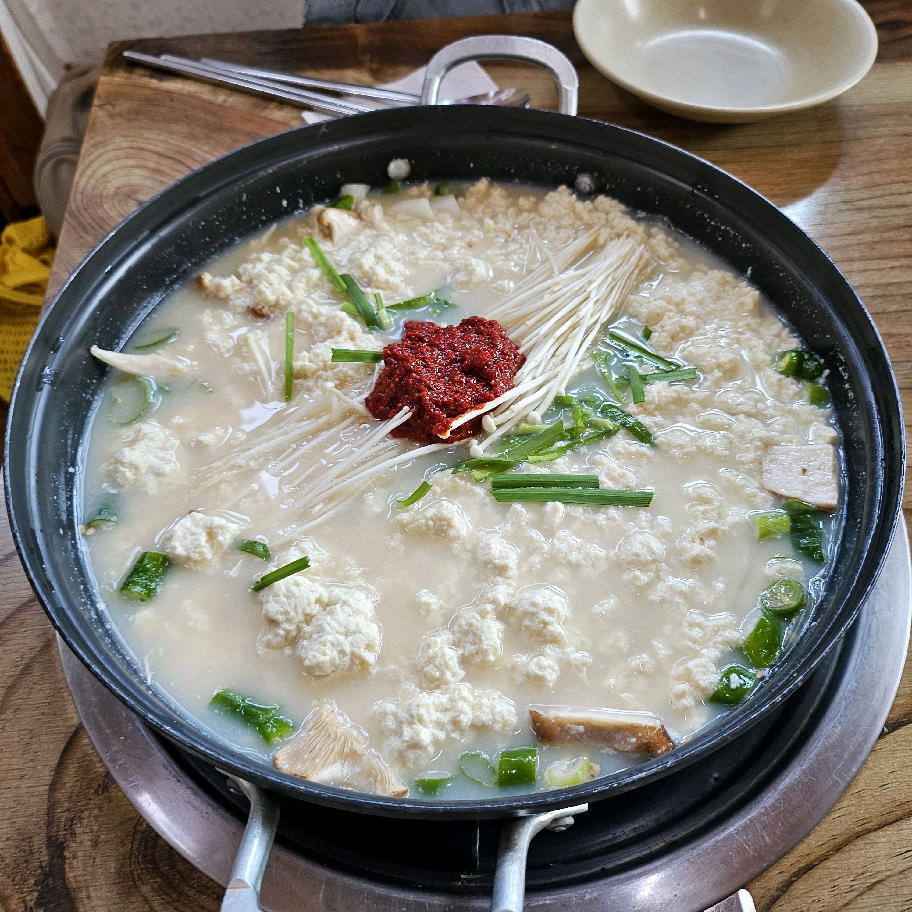 강릉역에서 내려 택시타고 숙소 가는길에 두부집 얘기하다가 택시 기사님이 합세해서 두부집 맛