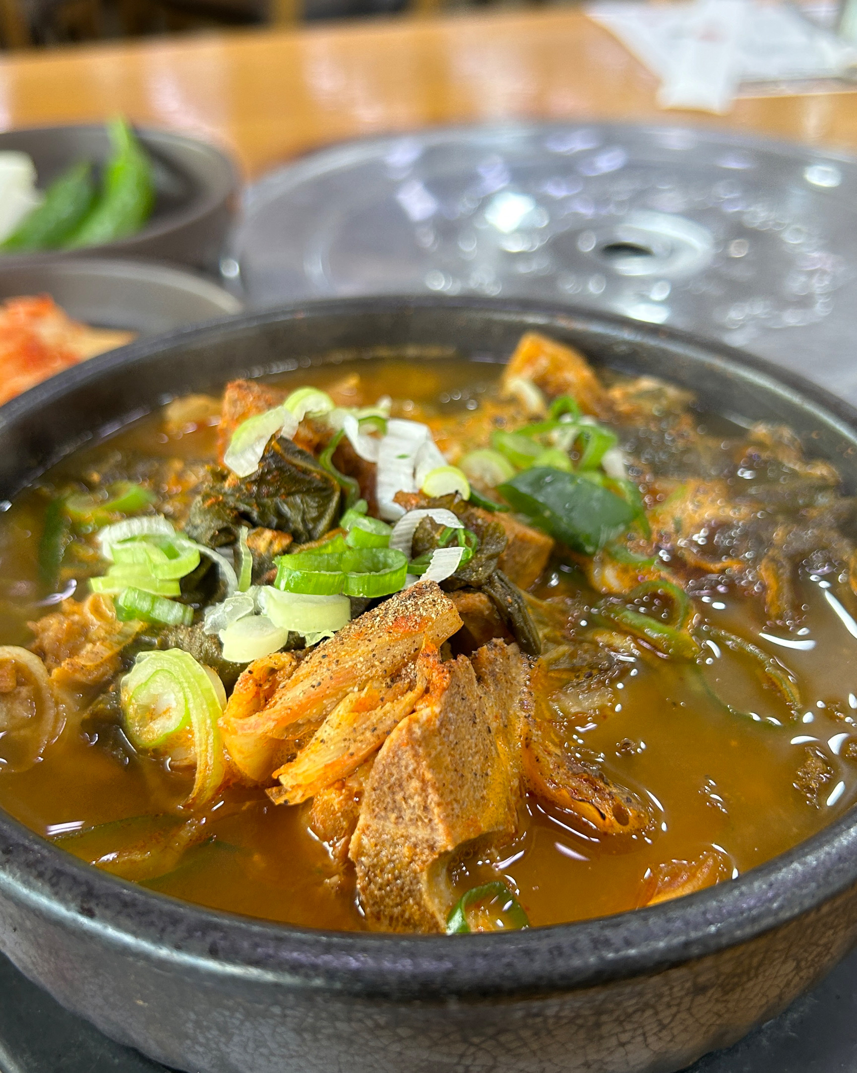 국물이 깔끔하고 고기도 큼직하게 들어있고 밑반찬으로 나오는 야채도 신선하고 김치도 맛있었어