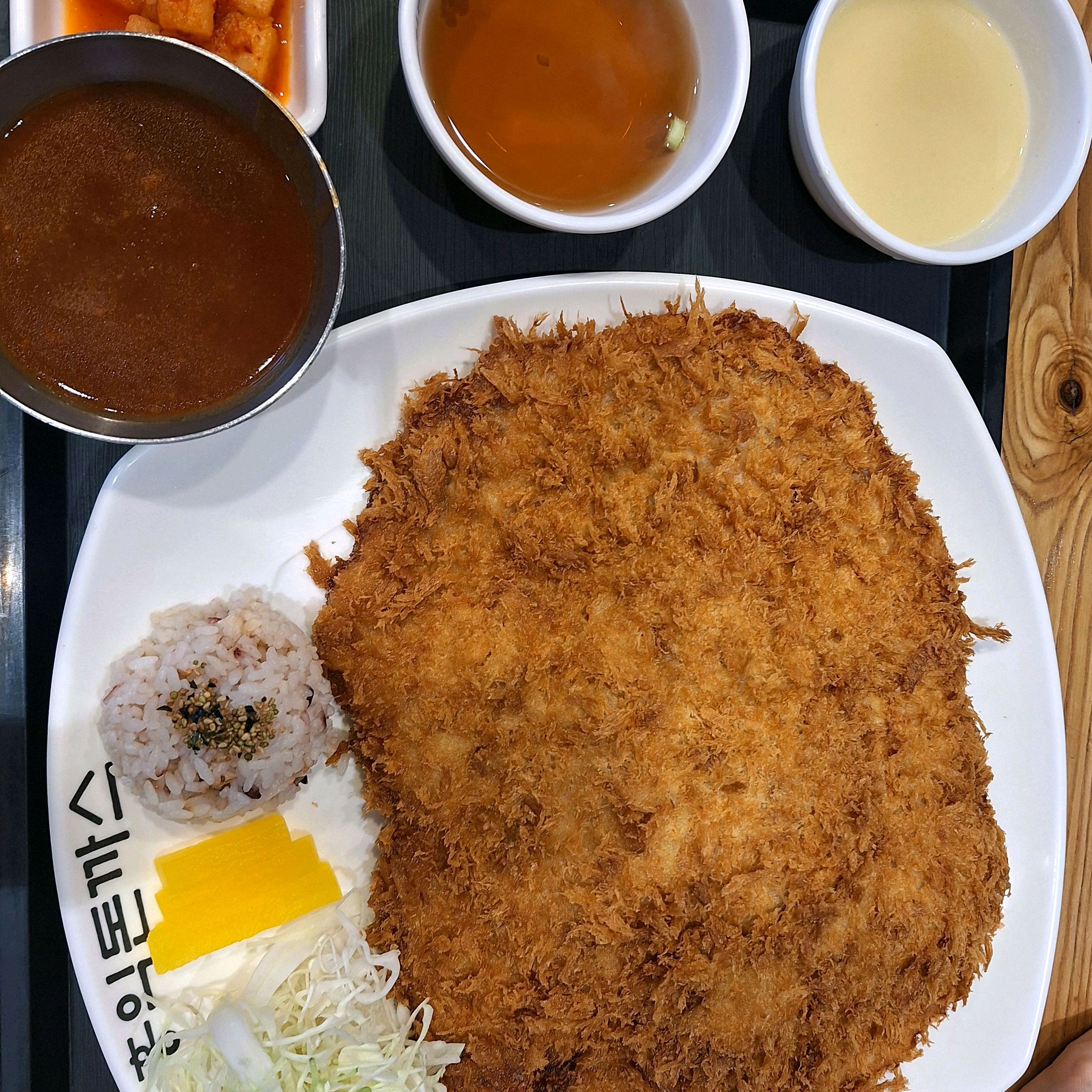 영화보고 점심먹으러 간 홍익 !!! - 동탄 호수공원 맛집 홍익돈까스 2동탄호수공원점