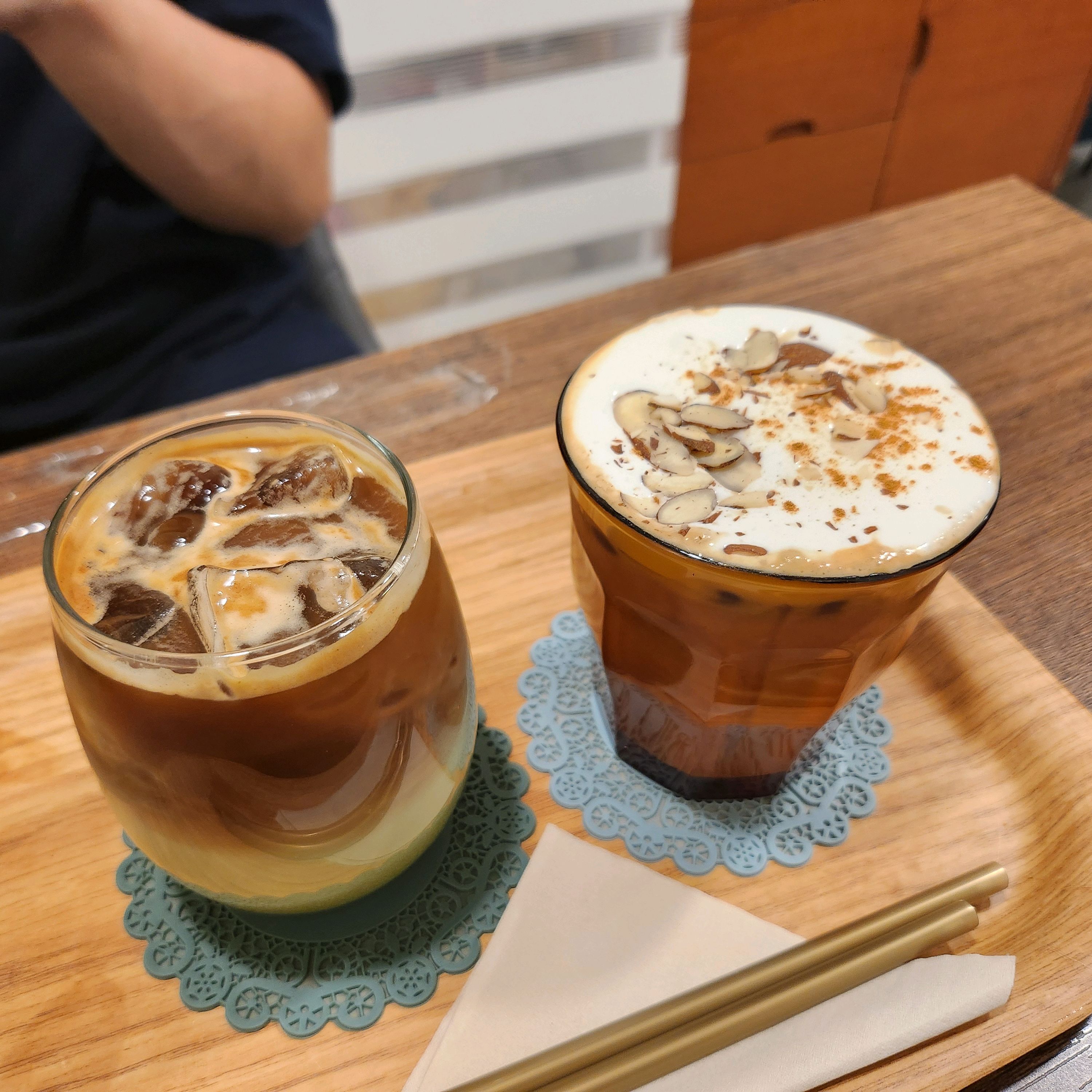 룸이 있어서 조용하고 아늑해요. 아몬드크림라떼, 말차숏라떼 마셨어요. 아몬드크림라떼 달달
