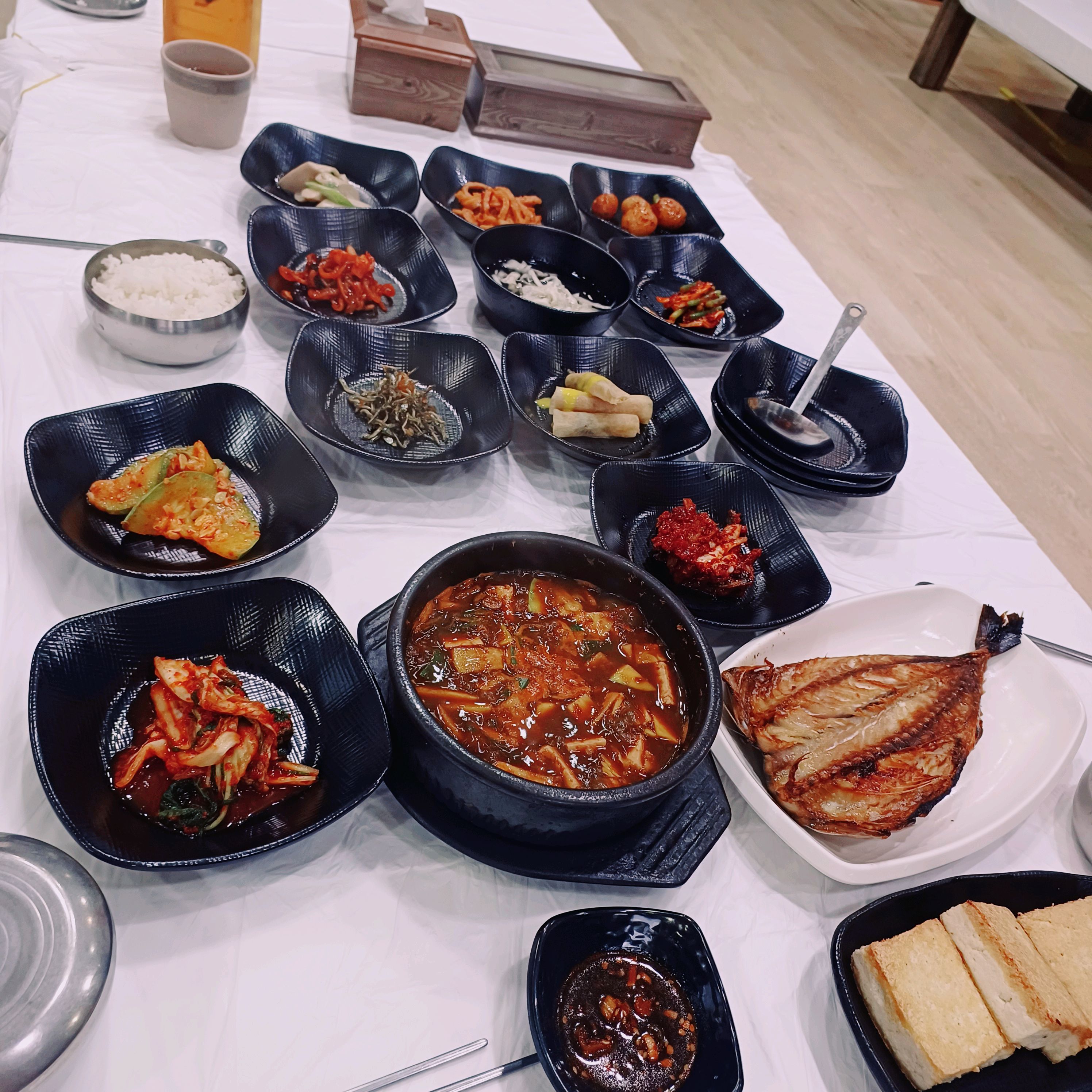 다양한 음식으로 가득 찬 한정식 상차림