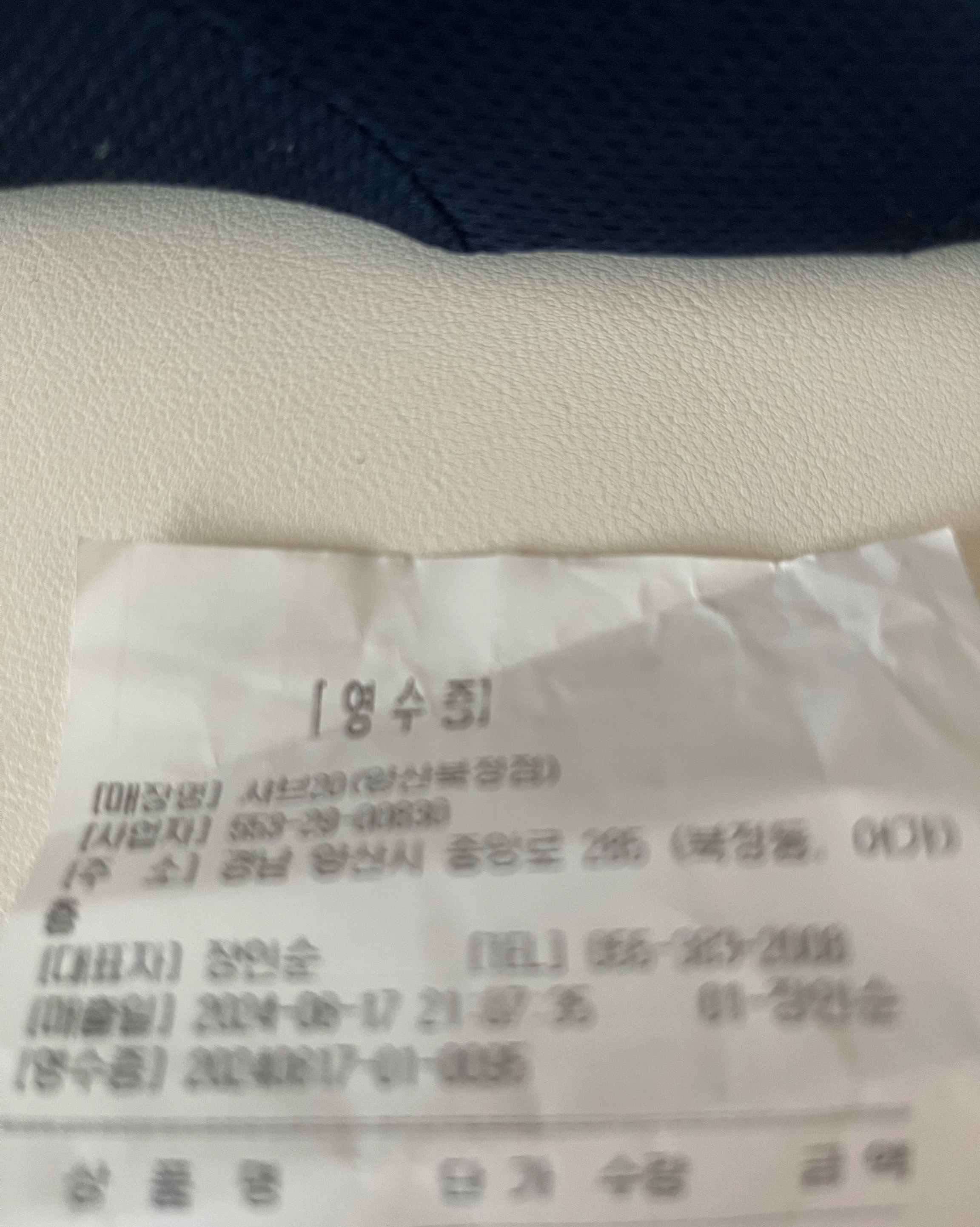 테이블이 작아서 먹기가 좀 불편했어요 소스가 쫌 특이하긴 하지만 연해서 좀 그랬고 고기가