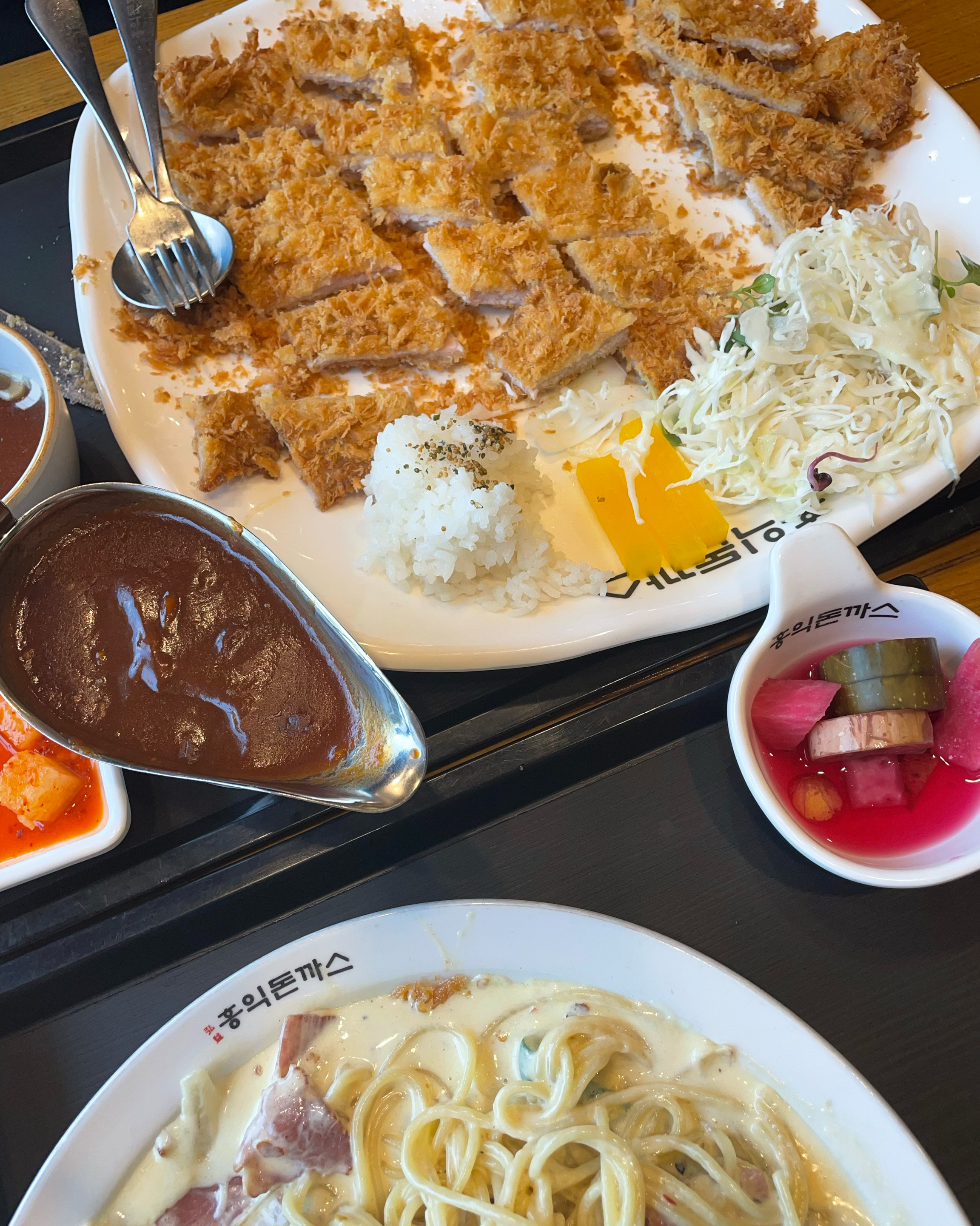 홍익돈까스 유명해서 처음 와봤는데 딱 돈까스의 정석입니다 다음에 또 이용할 것 깉아요~~맛