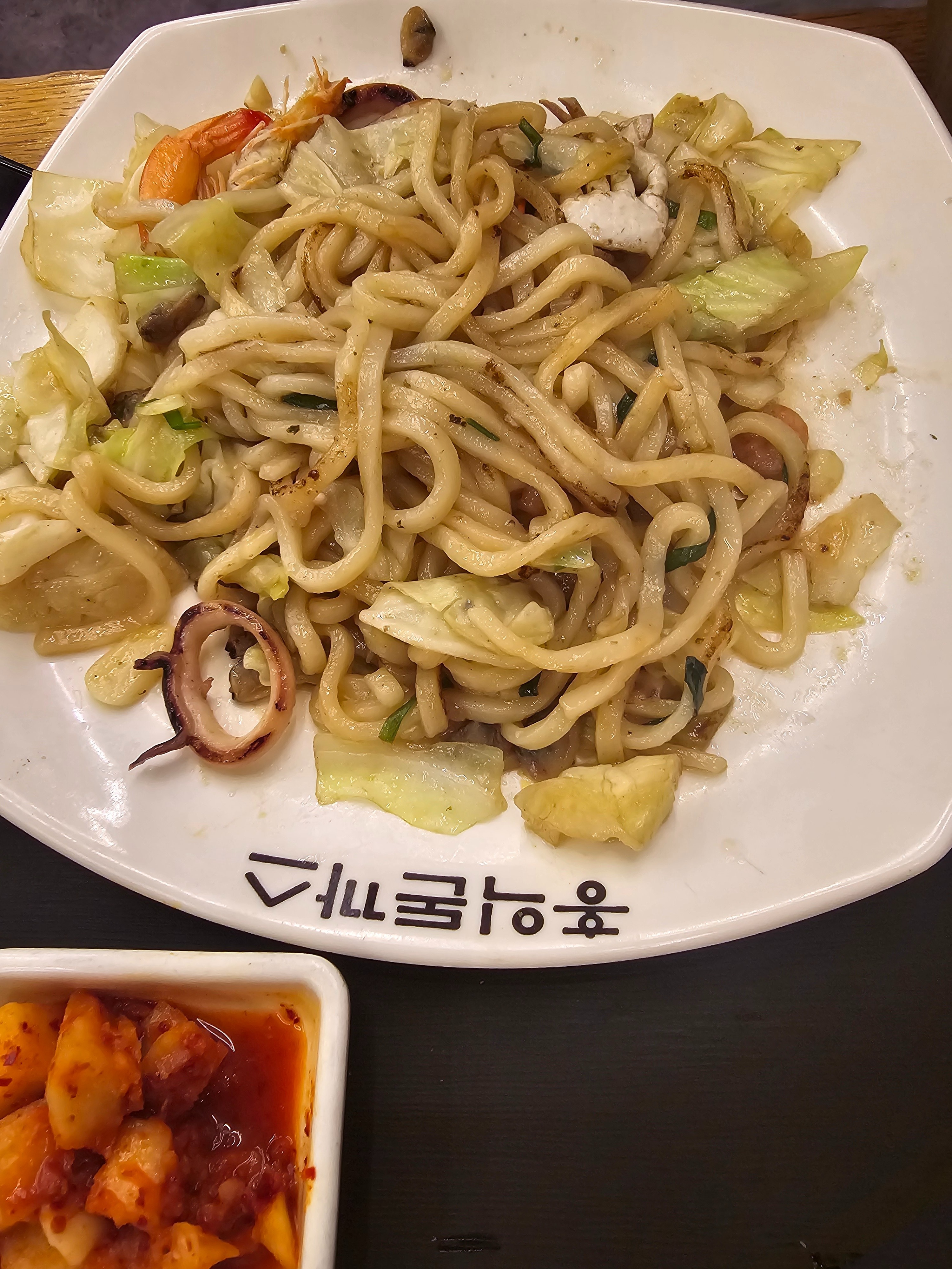 서산점에서 맛있게 먹어서 일부러 찾아서 방문한건데 정말 별로였어요 해물우동은 누가먹던거 마