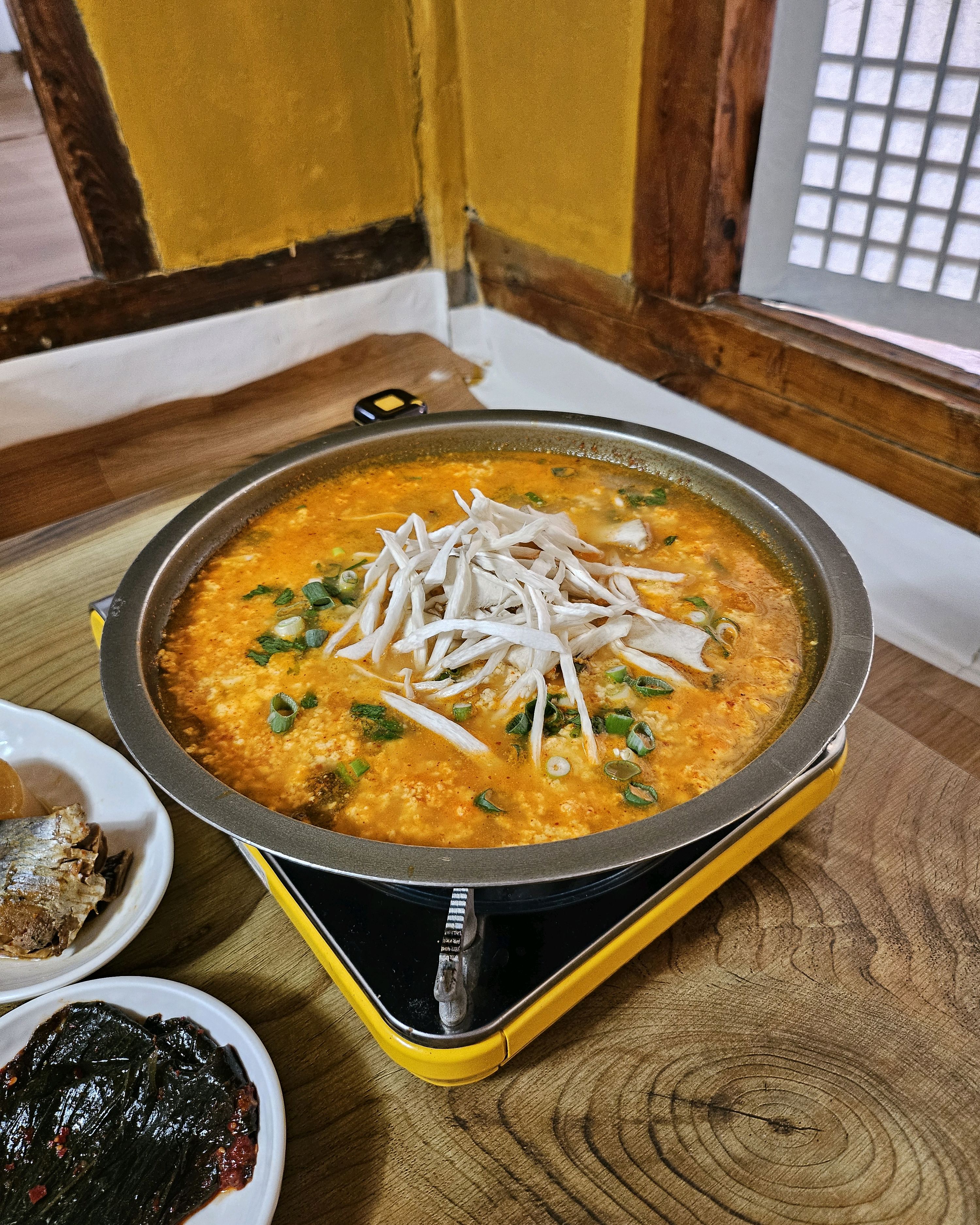 순두부전골입니다... 남의 할머니가 끓여주시는... 너무 맛있네요 저희 할머니는 이런맛을
