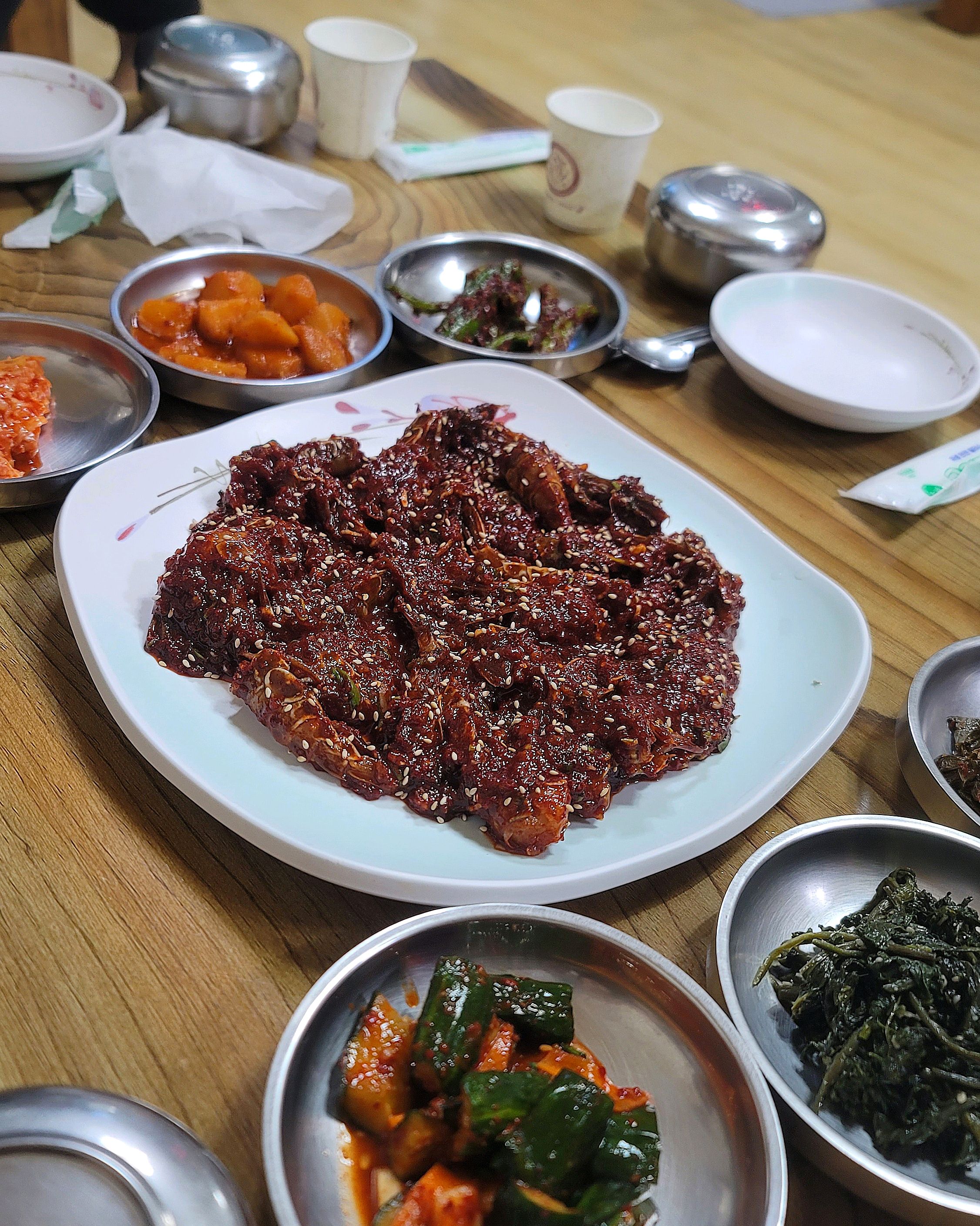 새우무침과 알탕 중짜를 시킴 알싸한 생강향의 매콤 달달한 새우무침이 밥도둑인데 시원한 알탕