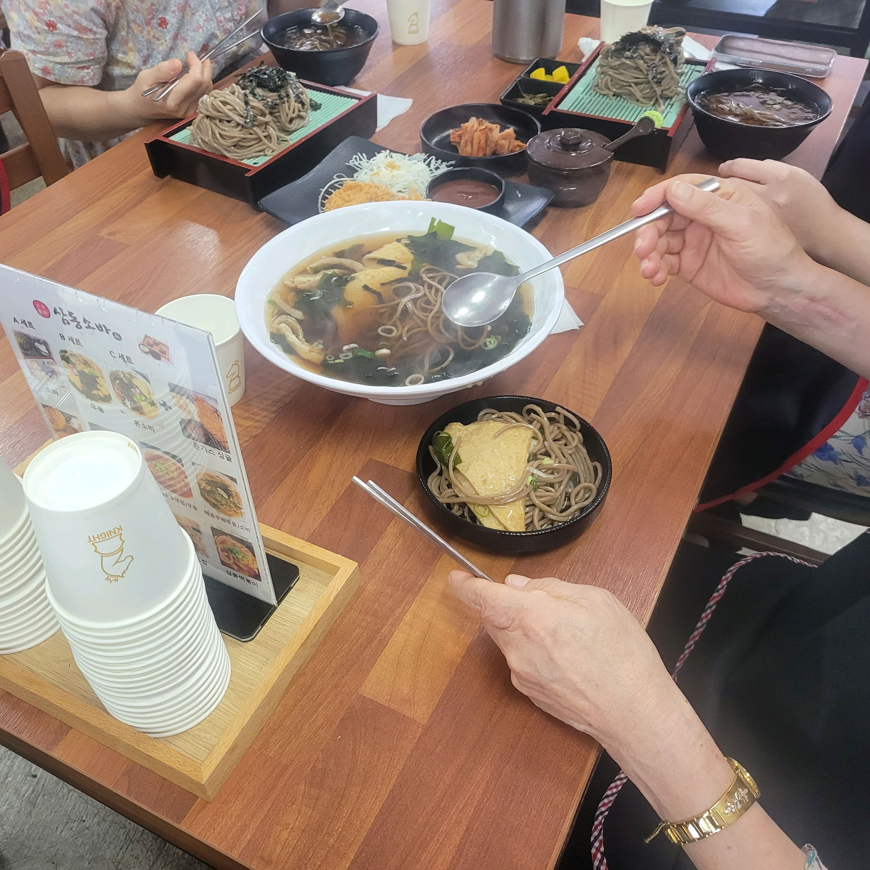 차가운 싫어하는 어른들은 온소바 강추요~~ - 전주 맛집 삼동소바 전주덕진점