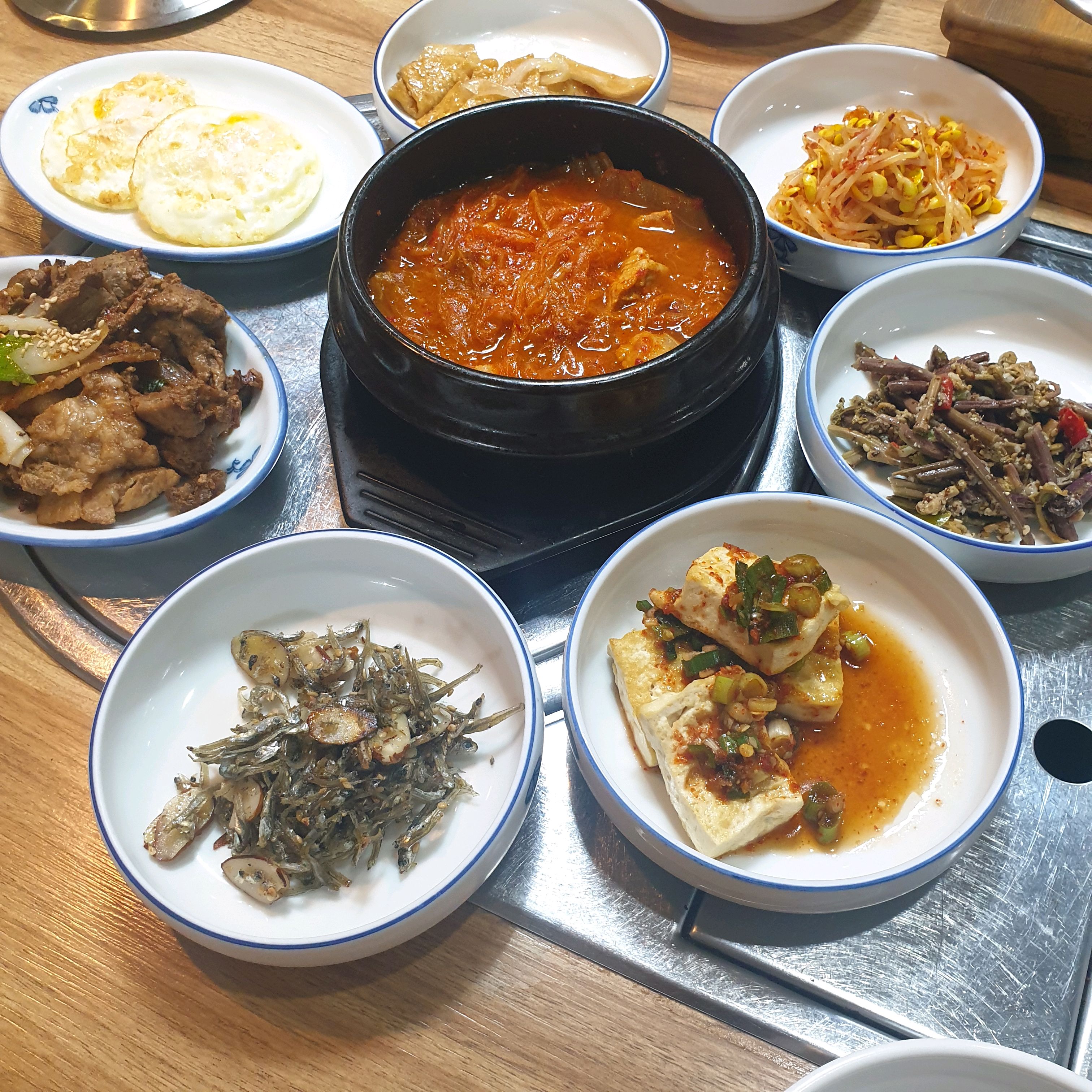 우연히 들렀는데 진짜 가성비 이상이에요. 반찬 하나하나 다 맛있고 찌개에 고기, 게다가