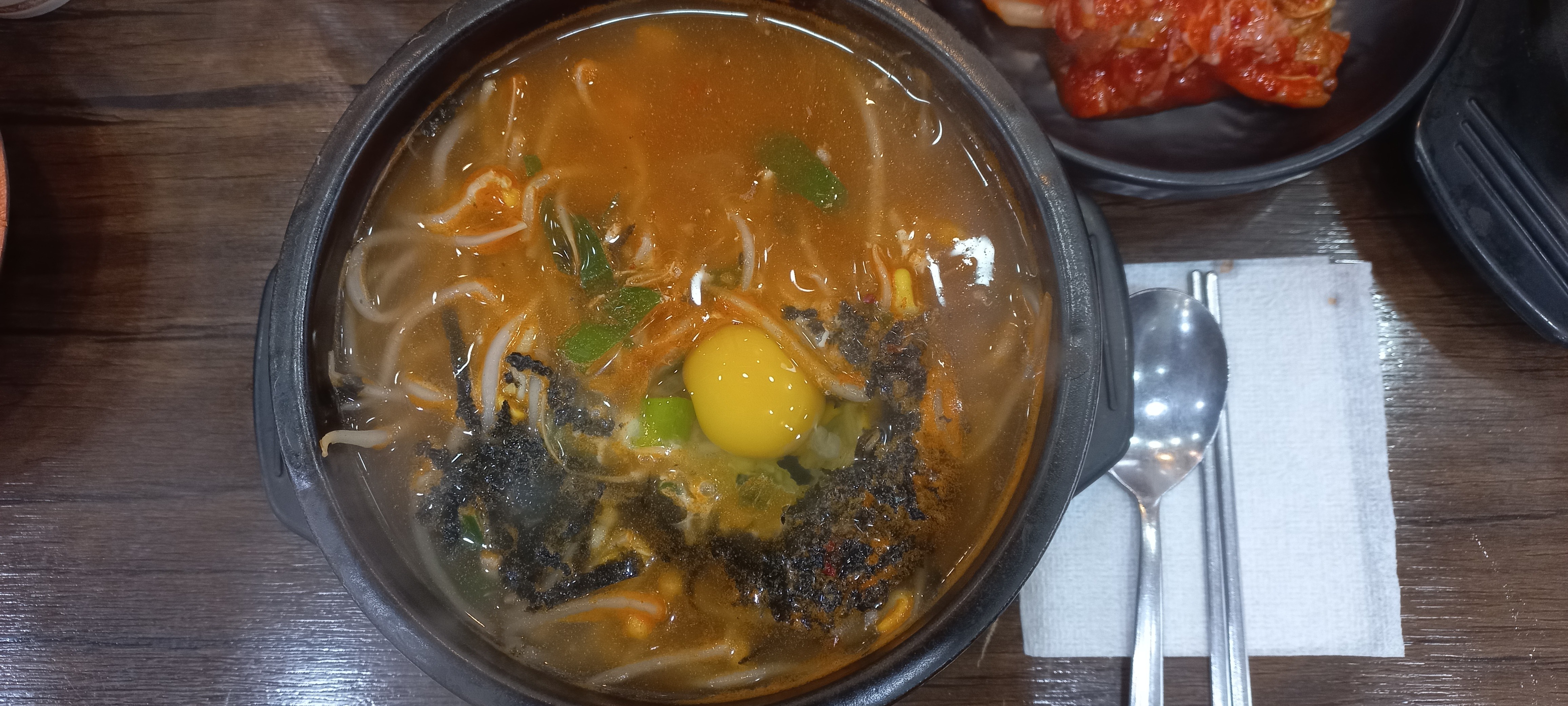 대표메뉴인 콩나물국밥과 제육덮밥, 만두국을 주문했어요 따끈한 국물에 계란을 넣어 먹는 맛은