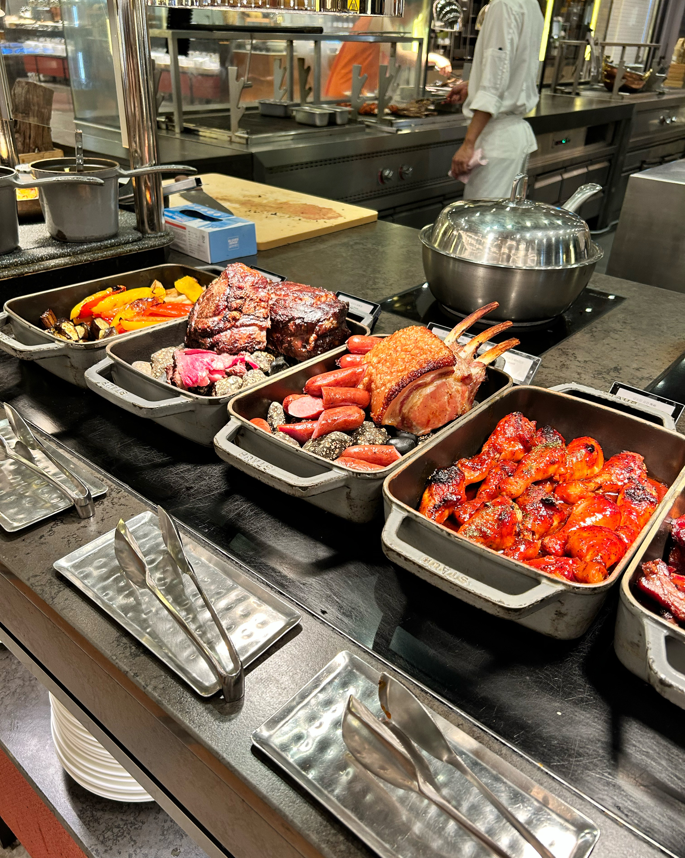 시내권에 있어서 좋아요. 대체로 디저트류는 만족스러운데 고기와 파스타류는... 그닥... 