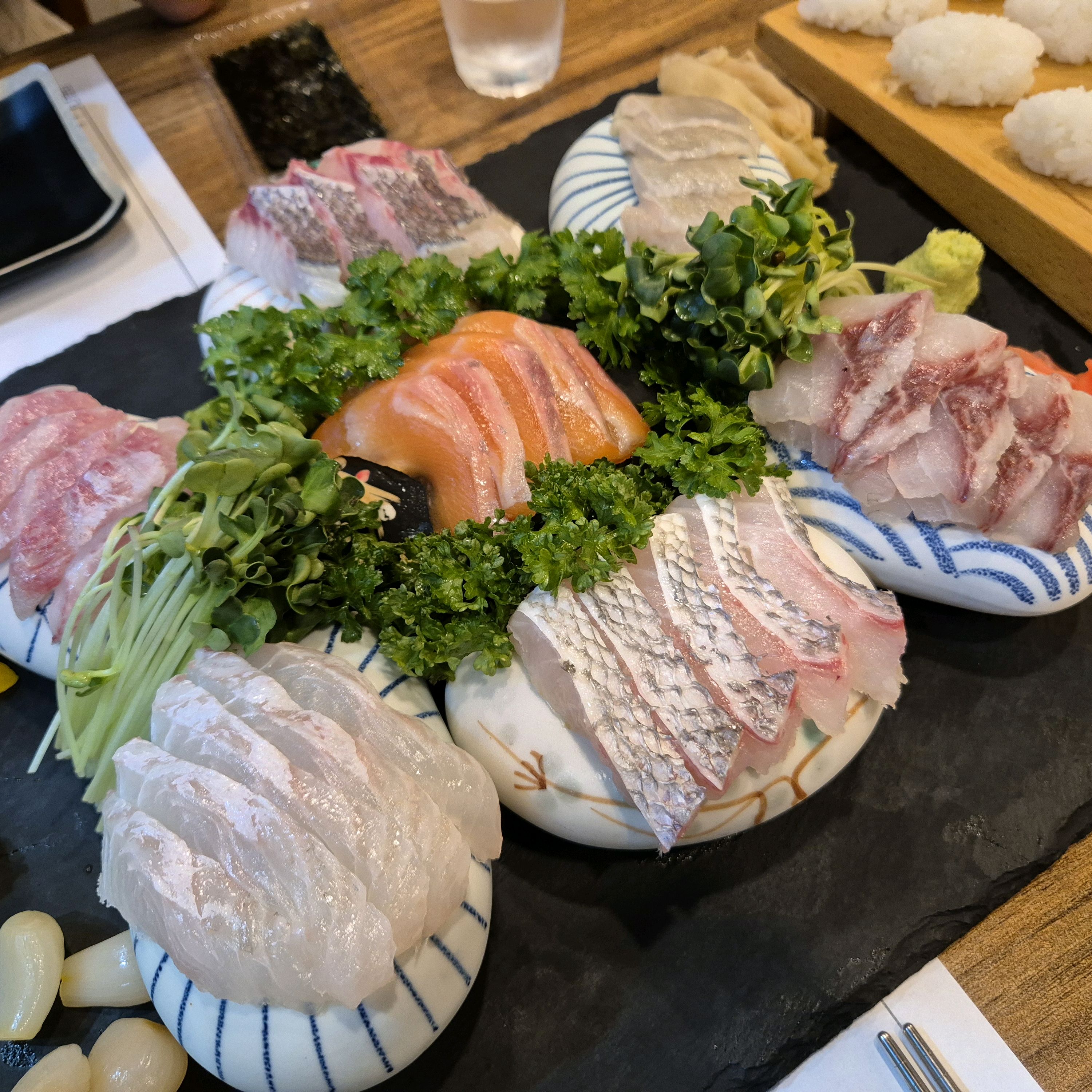 맛있는 숙성회를 무한리필로 배부르게 마음껏 즐길 수 있고~! 사장님이 회가 떨어질 타이밍에