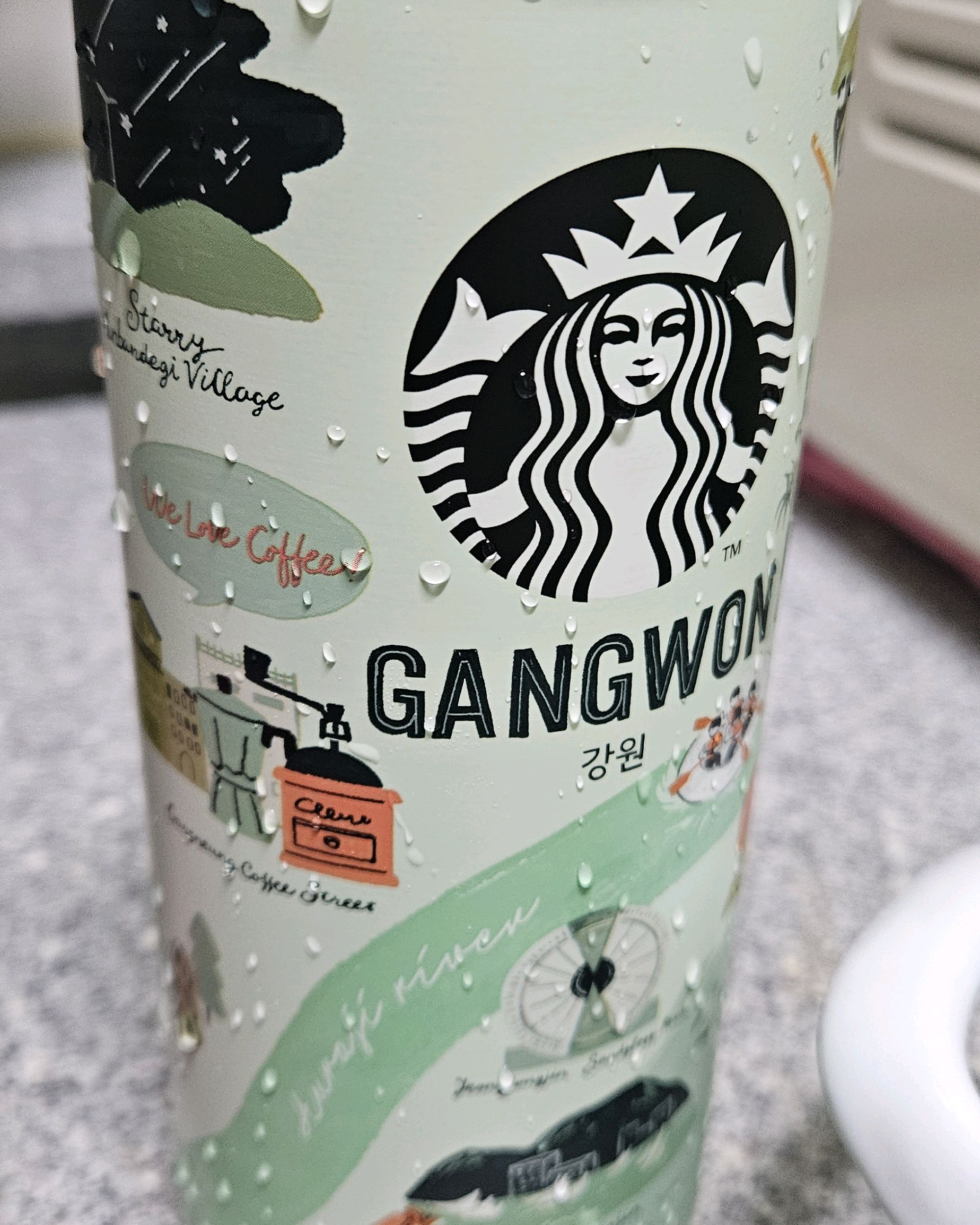 음료 사러가서 텀블러 구경하다가이뽀서구매함 비싼듯 뭐가홀렸나 보네여. 가끔 스타벅스 텀블러