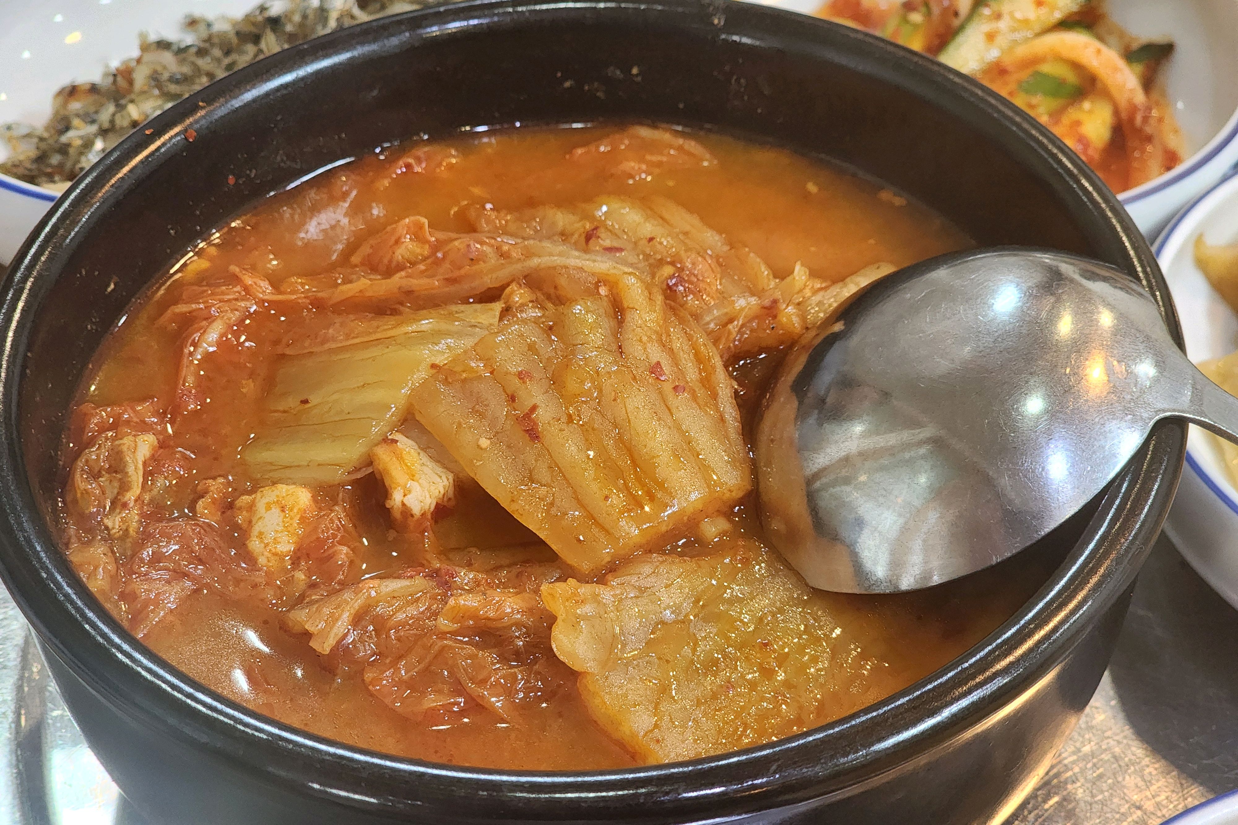 점심시간에 항상 사람이 많아서 오늘 예약을 하고 갔는데 바로 나와서 좋았어요^^ 된장찌개도