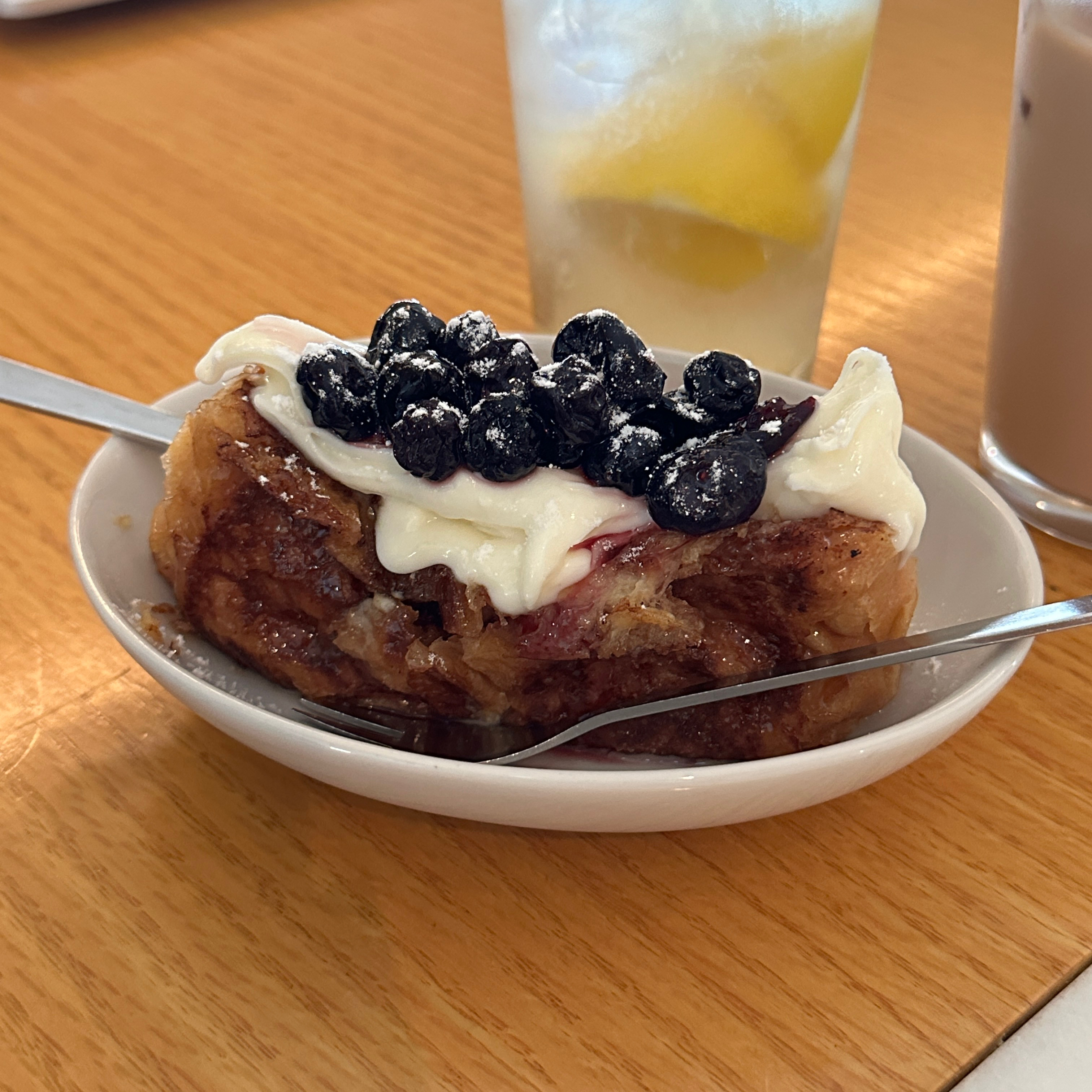 프렌치토스트 너무 맛있어요 ! 절인 블루베리와 허니 크림 치즈 인데 크림치크가 쫀득한 요거