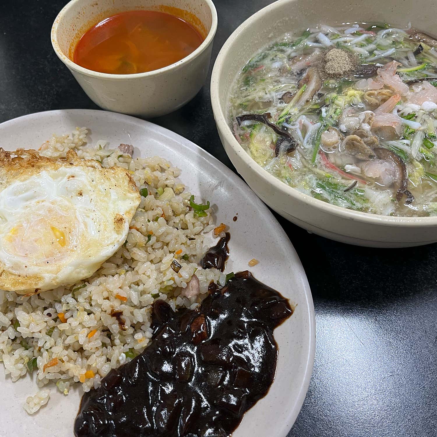 청룡반점 내부 전경