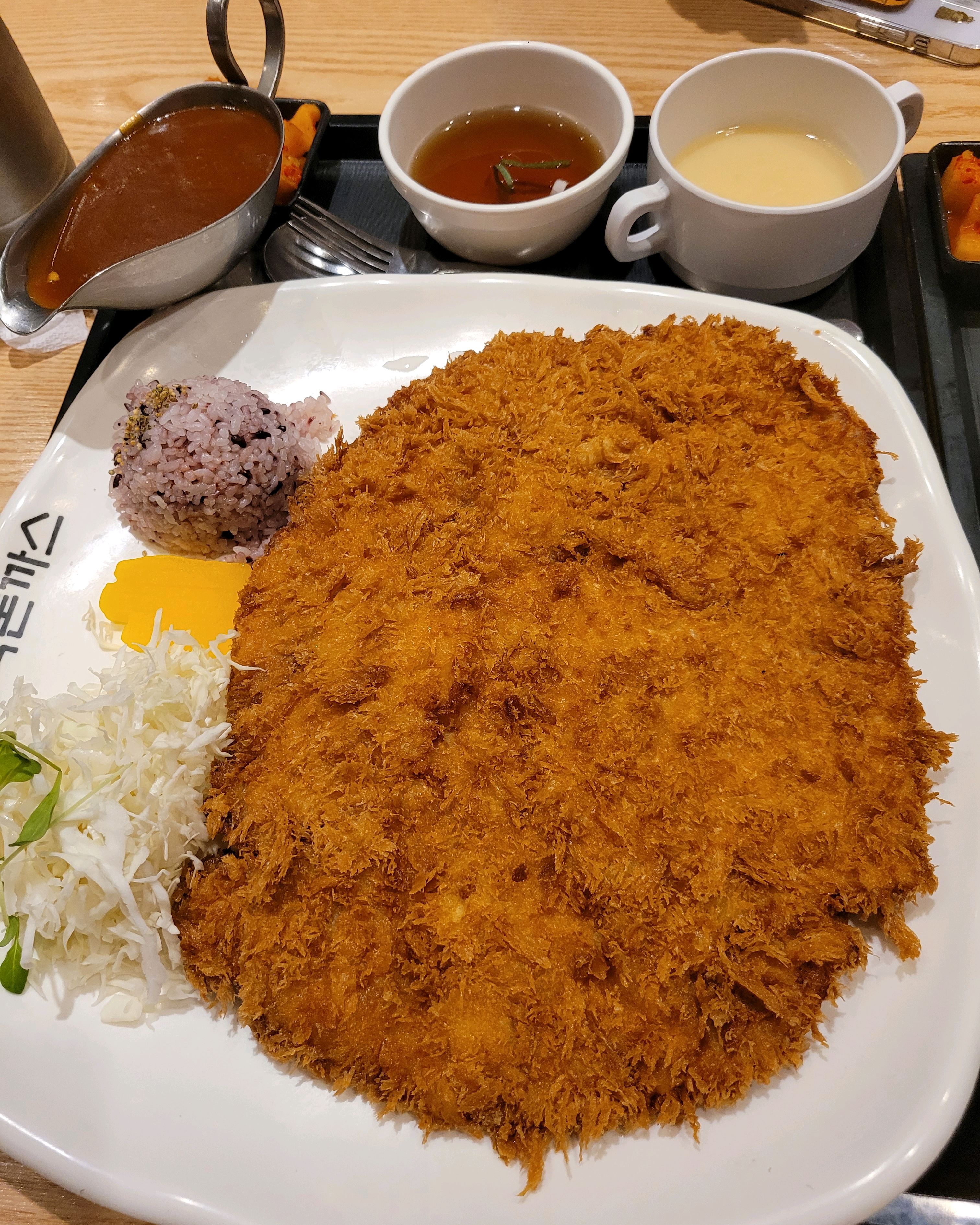 옛날돈까스를 맛있게 즐길 수 있는 곳. 양이 많아서 1인 1메뉴를 하면 남은 음식 포장은
