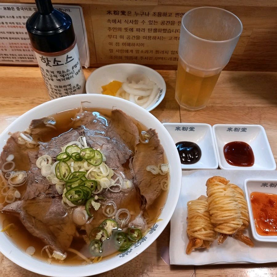 미분당은 홀로 혹은 두 사람 정도가 조용하게 식사하기 좋은 공간입니다. 조용한 공간을 지향