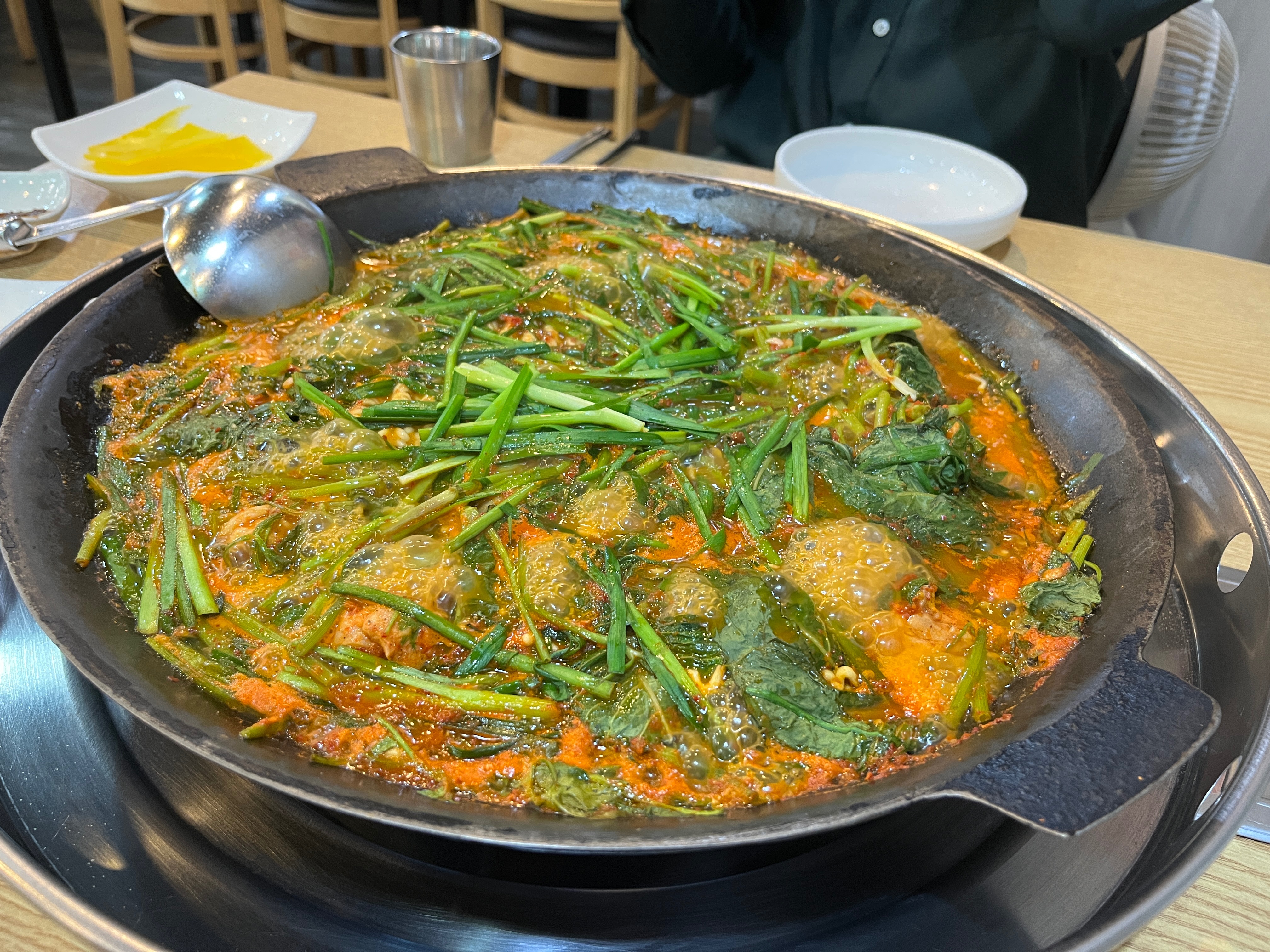 물닭갈비 처음 먹어보는데 맛있어요~ 일반적인 춘천 닭갈비보다 오히려 더 맛있는 느낌? 담에
